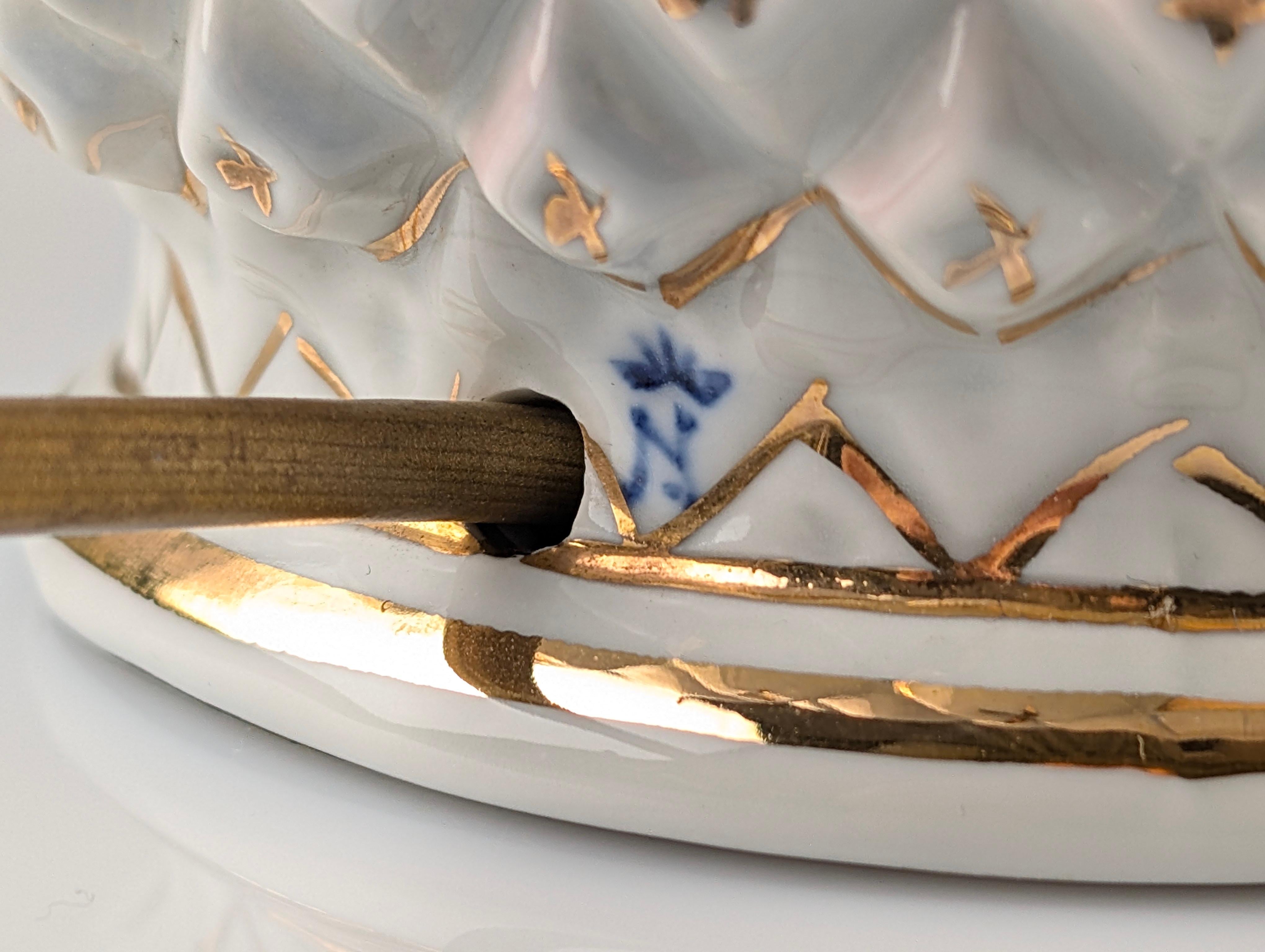 Lámpara de mesa de porcelana Piña con esmalte iridiscente y oro by Capodimonte en Bueno estado para la venta en Benalmadena, ES