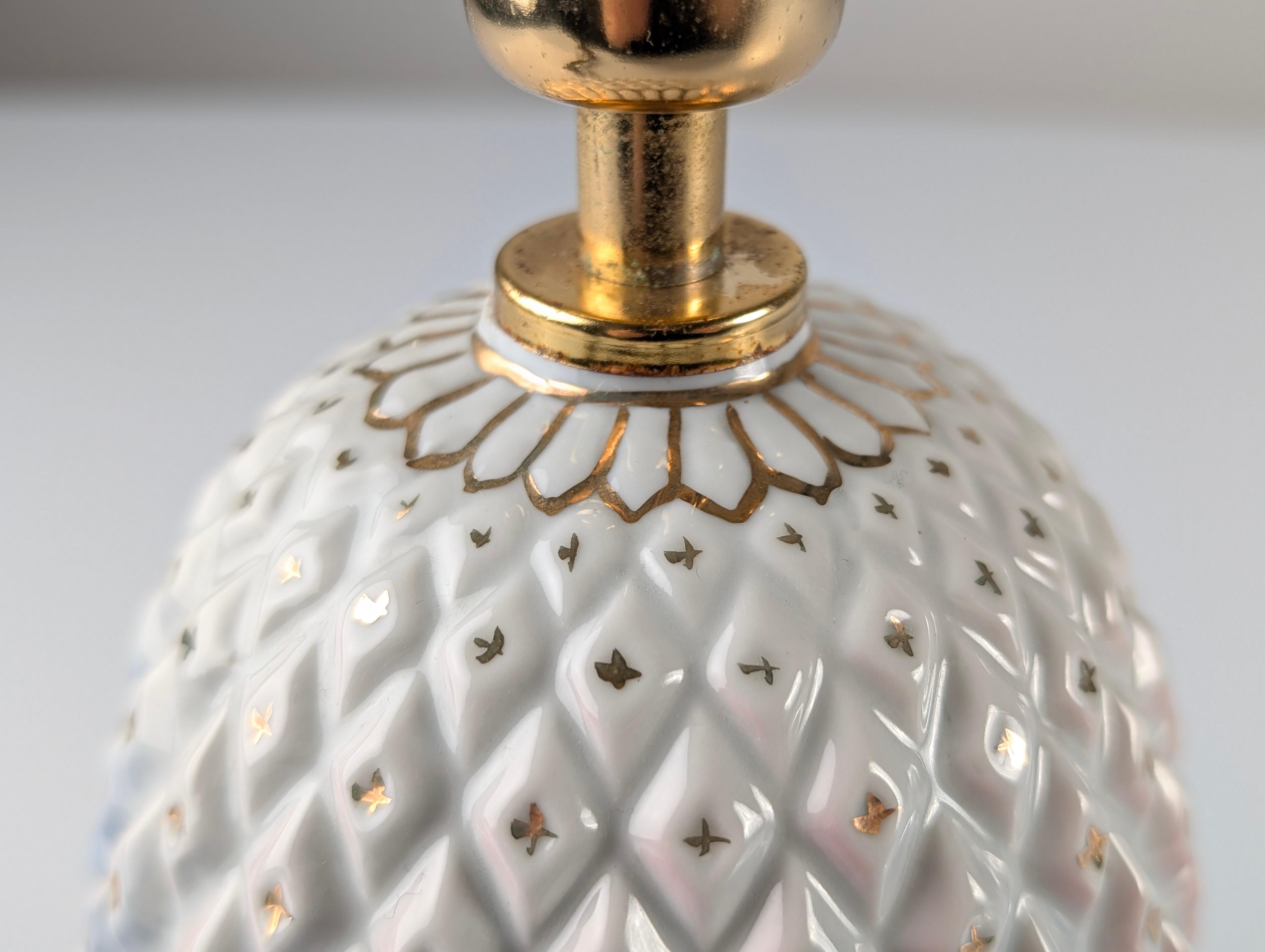 Lámpara de mesa de porcelana Piña con esmalte iridiscente y oro by Capodimonte siglo XX en venta
