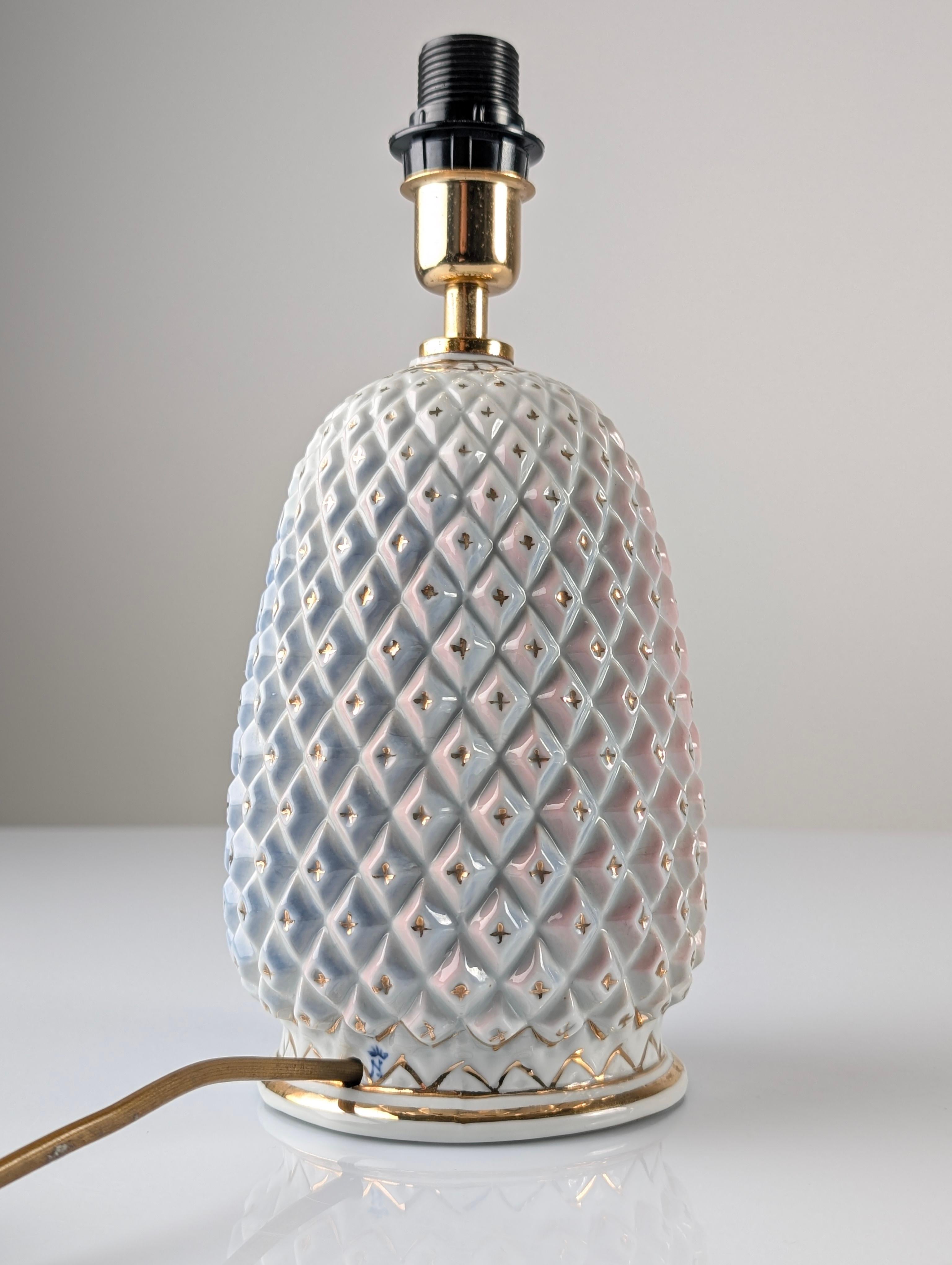 Lámpara de mesa de porcelana Piña con esmalte iridiscente y oro by Capodimonte en venta 2