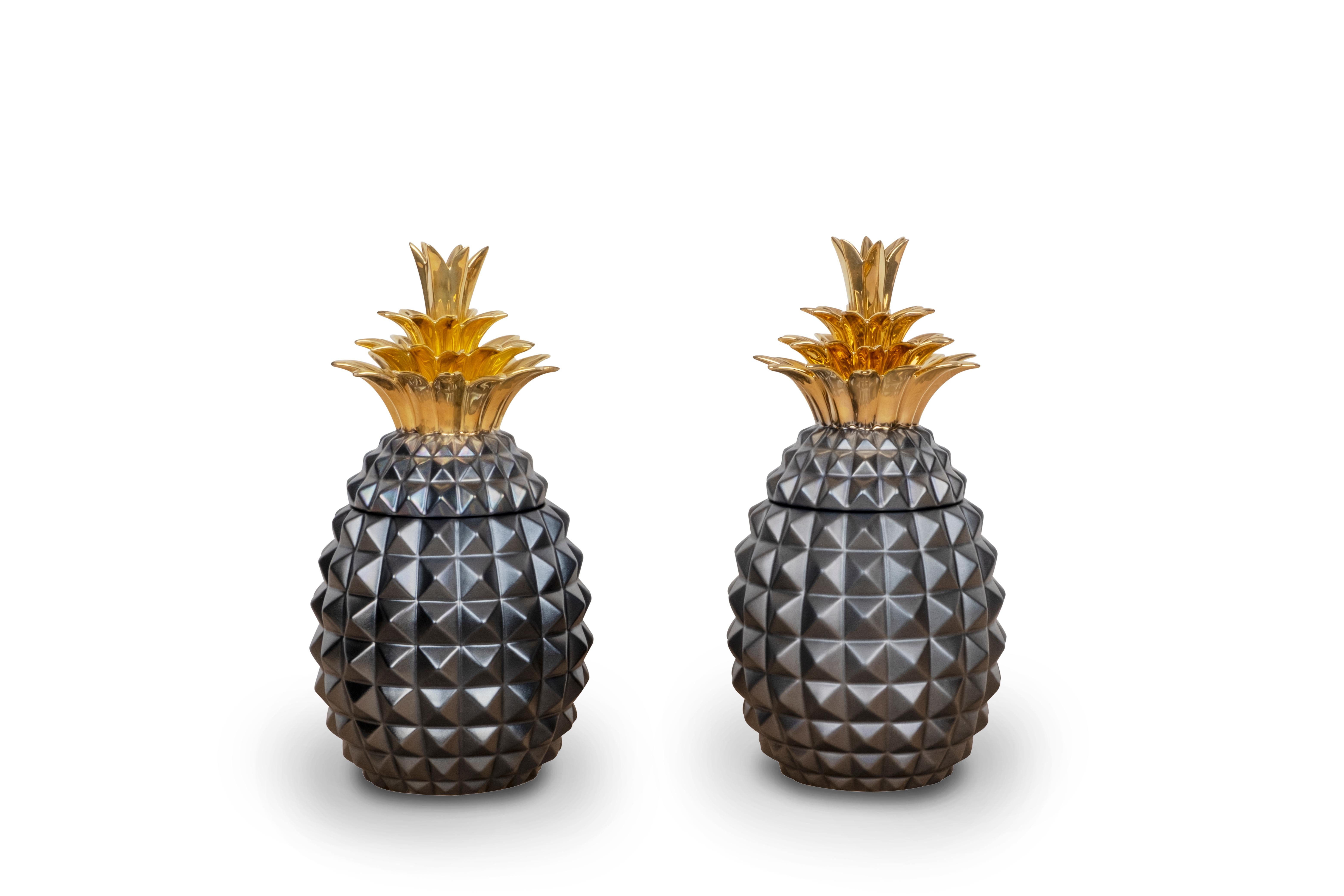 Portugais Lot de 2 pots en céramique ananas, noirs, fabriqués à la main au Portugal par Lusitanus Home en vente