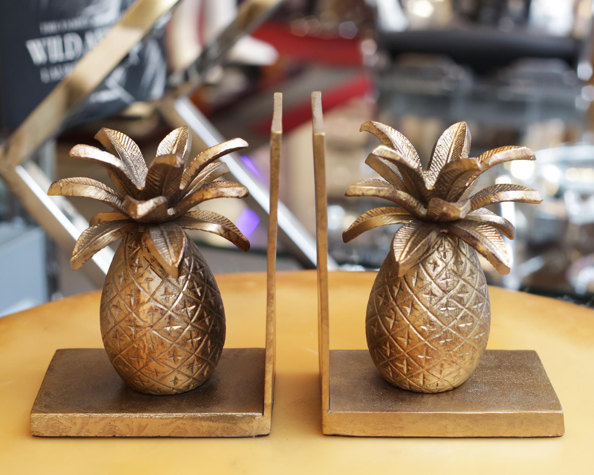 Bookends Pineapple set of 2 made in gilt
metal. On gilded metal base.
Measures: L 14 x D 9.5 x H 18cm each.
