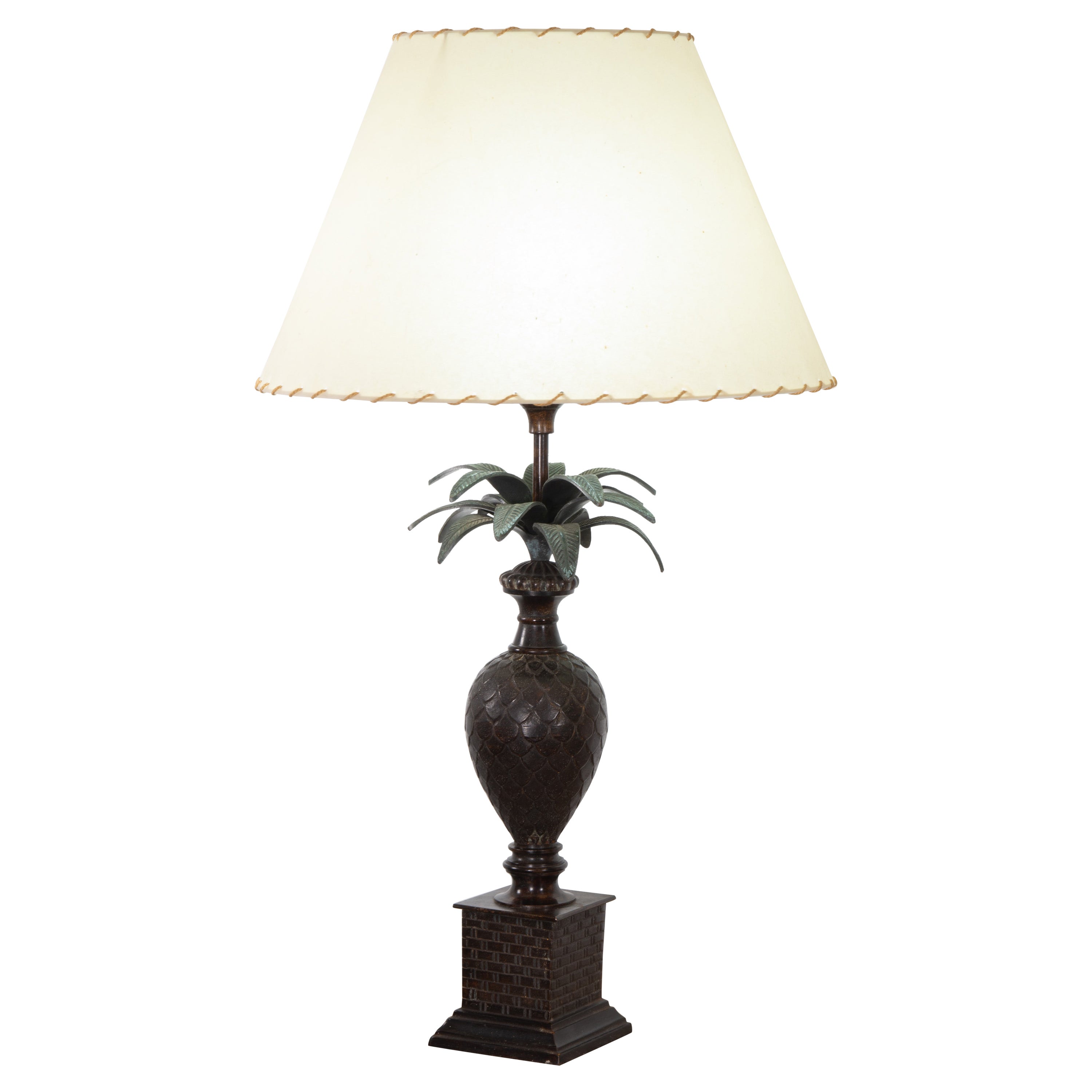 Lámpara de sobremesa en forma de piña, bronce policromado.
