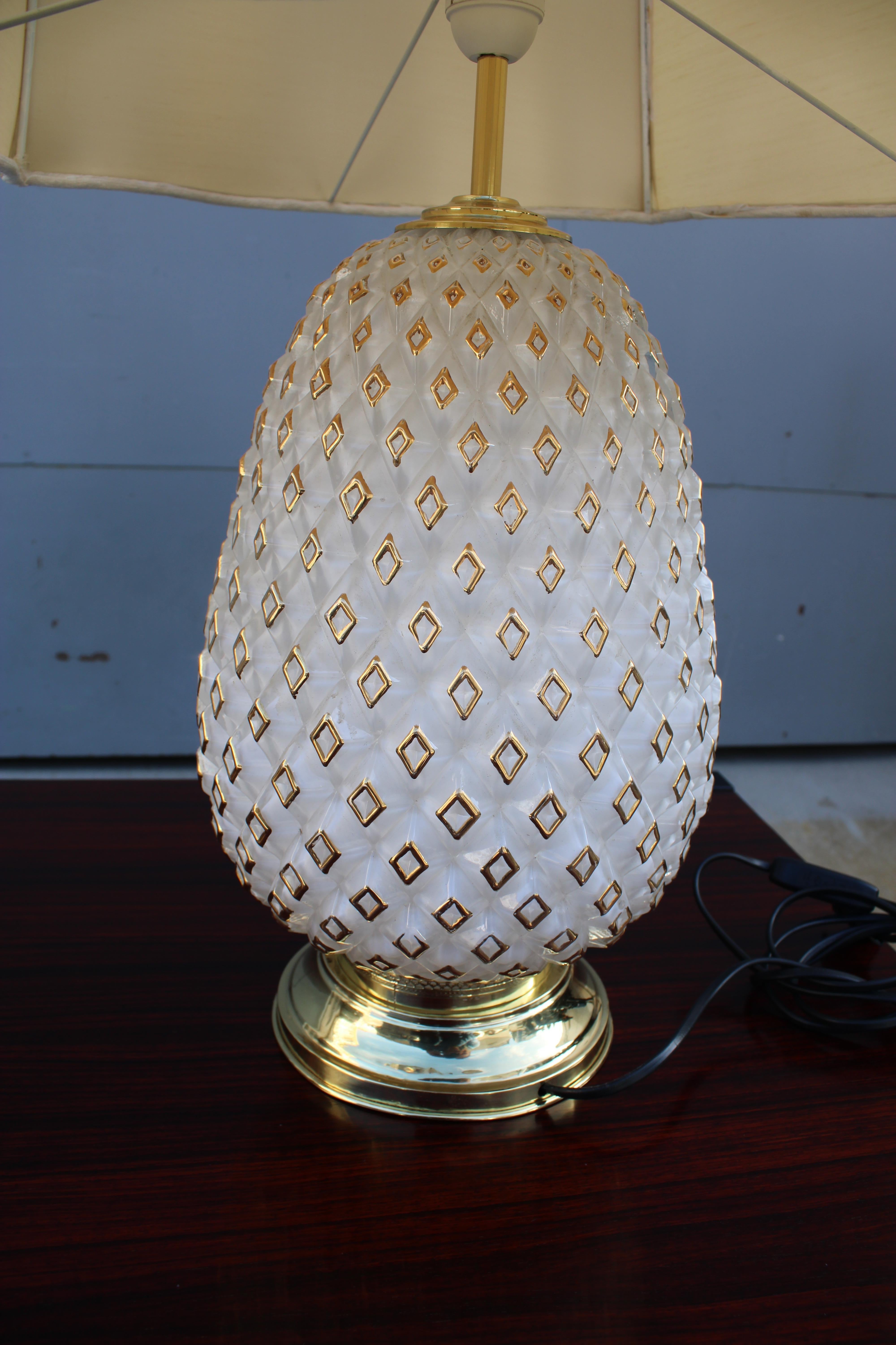 Lampada da tavolo ananas in vetro intagliato oro 18 carati 1970 Italia Design Nero Chantung in vendita 3