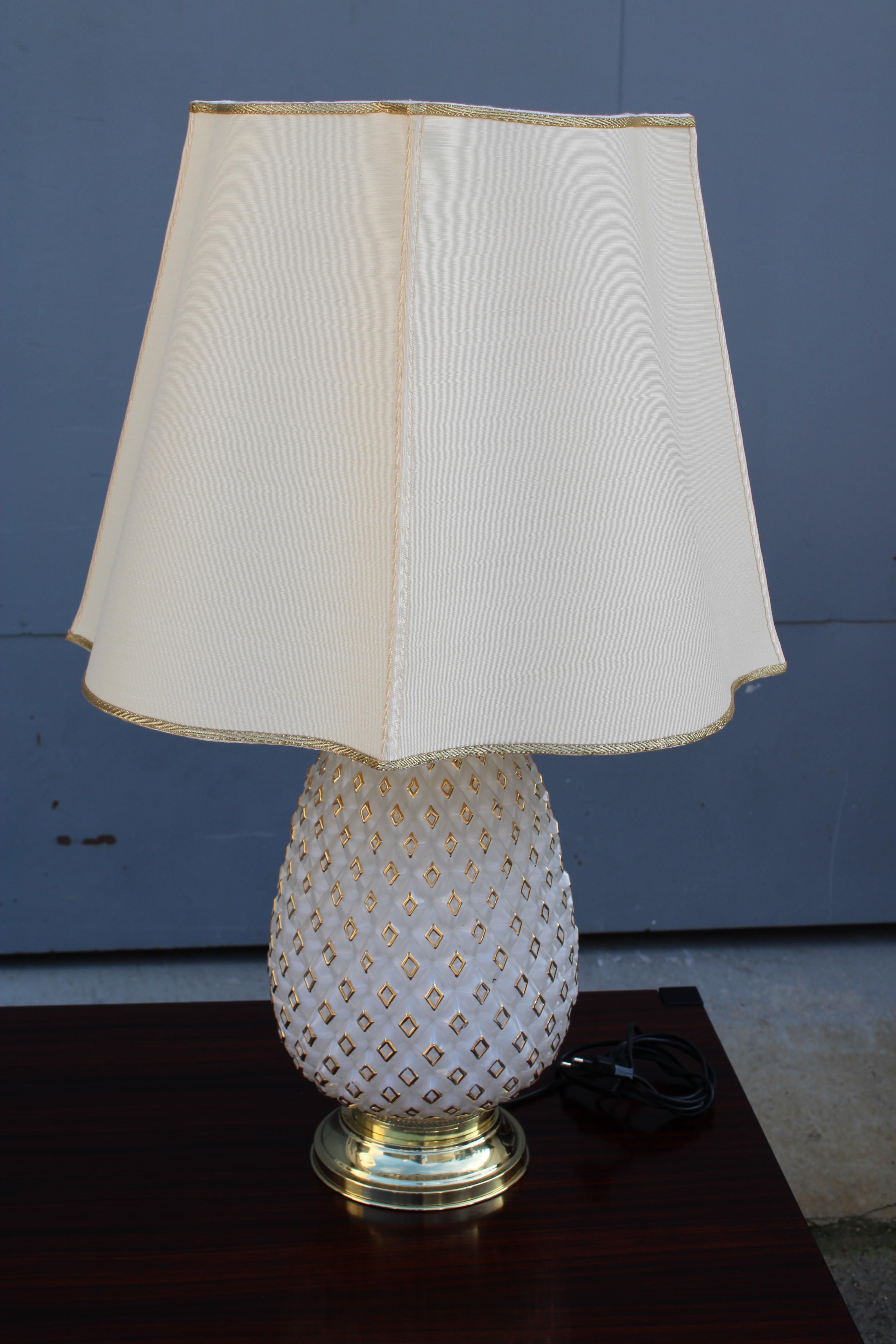 Mid-Century moderno Lampada da tavolo ananas in vetro intagliato oro 18 carati 1970 Italia Design Nero Chantung in vendita