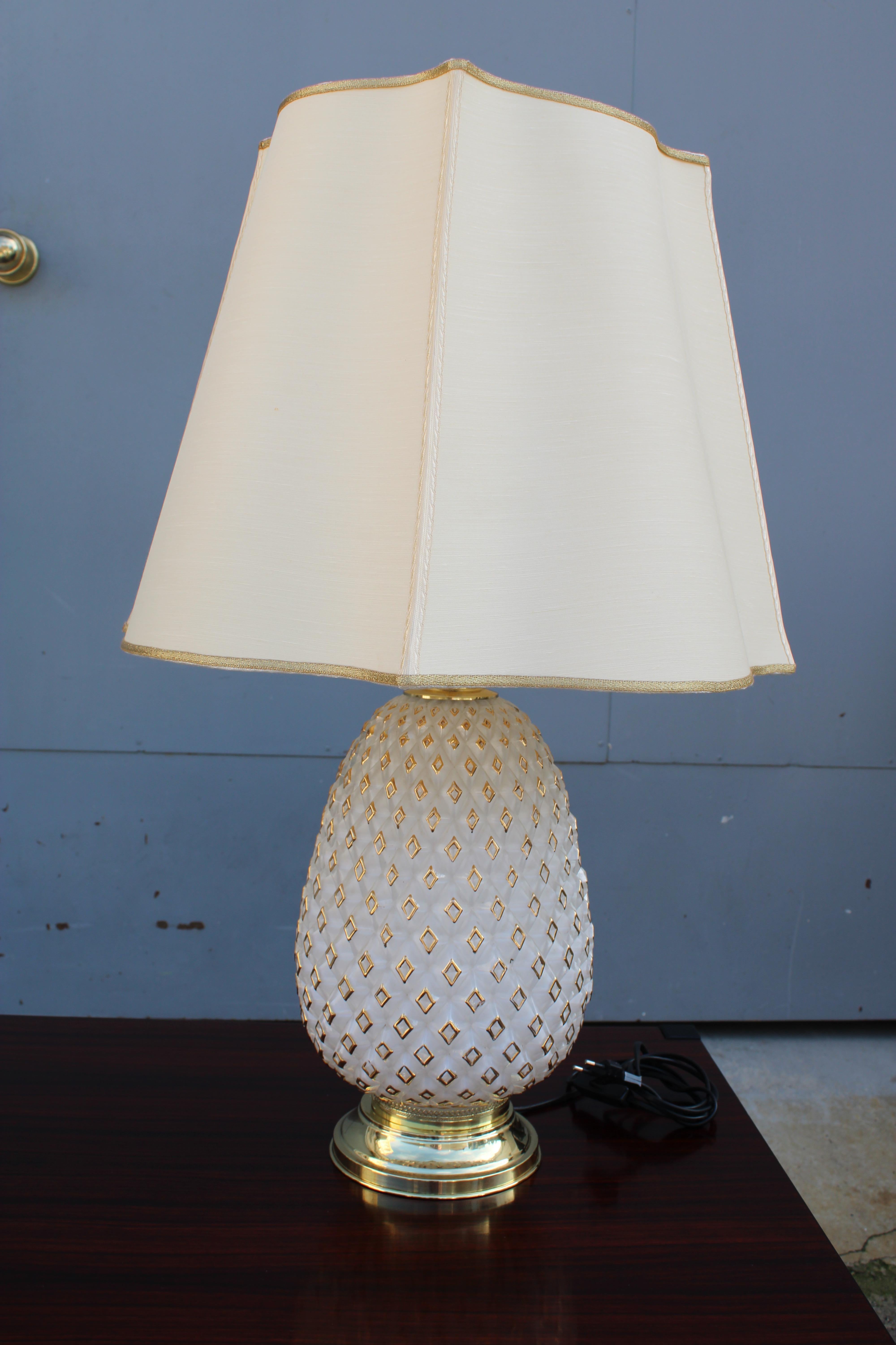 Italiano Lampada da tavolo ananas in vetro intagliato oro 18 carati 1970 Italia Design Nero Chantung in vendita