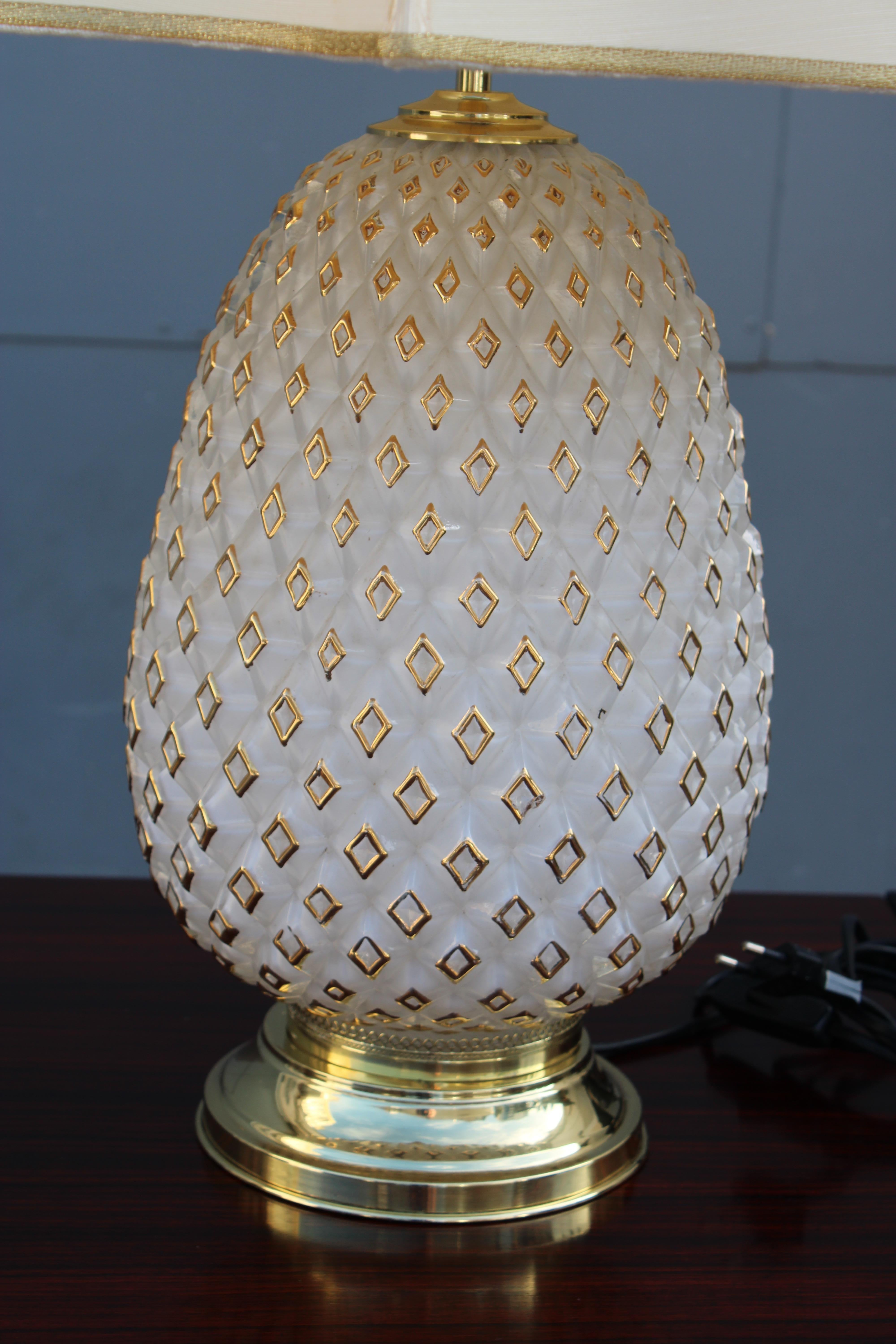 Lampada da tavolo ananas in vetro intagliato oro 18 carati 1970 Italia Design Nero Chantung In condizioni buone in vendita a Palermo, Sicily