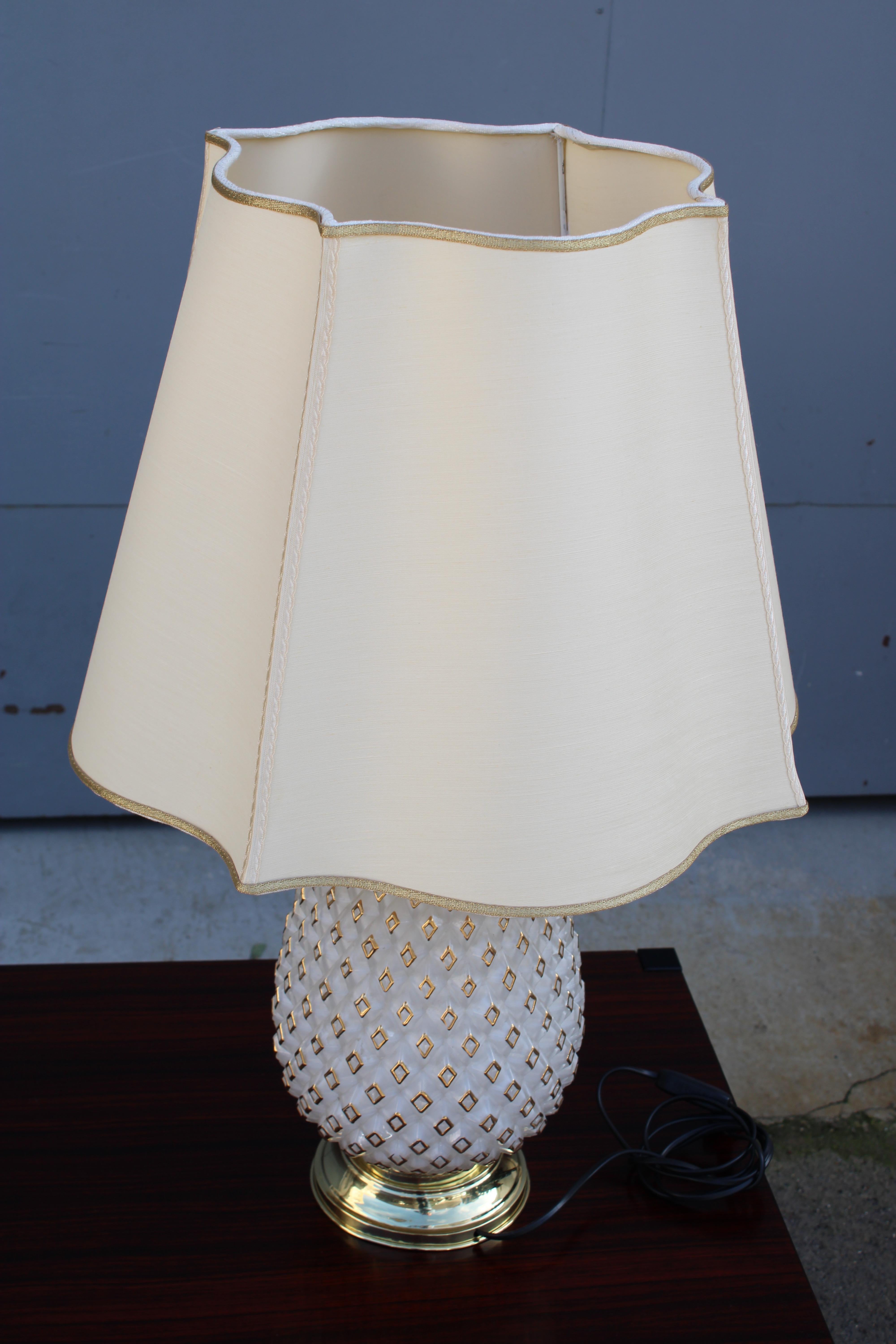 Ottone Lampada da tavolo ananas in vetro intagliato oro 18 carati 1970 Italia Design Nero Chantung in vendita