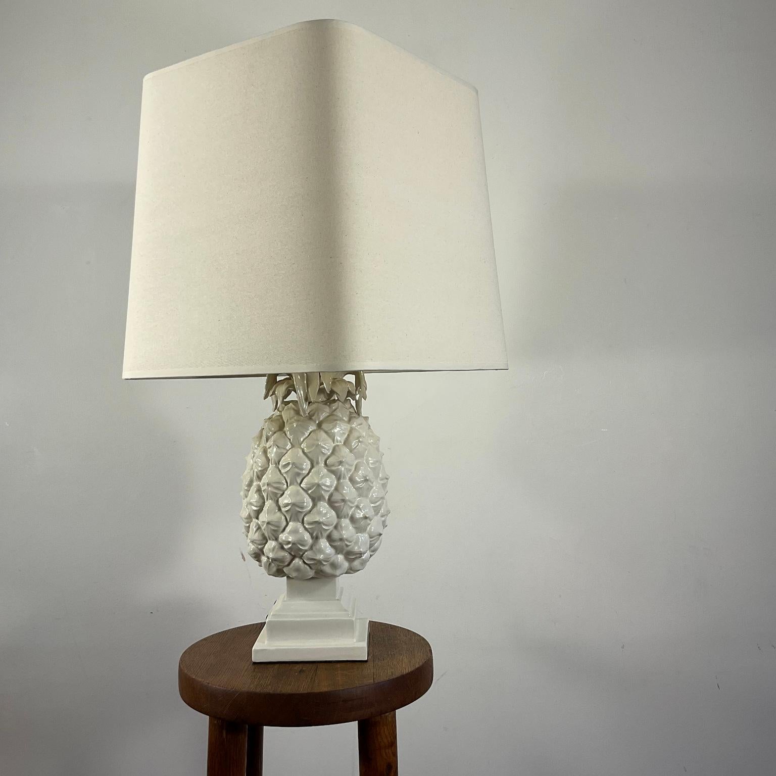 Lampe de table ananas en céramique émaillée blanche des années 1970 avec trois lumières qui peuvent être allumées individuellement par deux interrupteurs. Comprend un abat-jour qui a été remis à neuf.