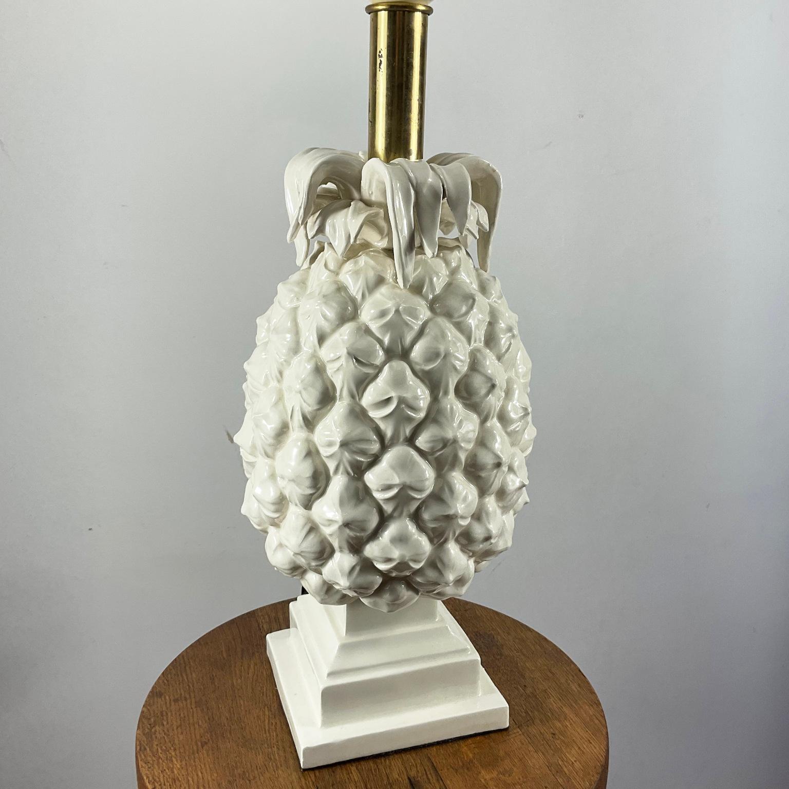 italien Lampe de table ananas en céramique émaillée blanche, Italie, années 1970 en vente