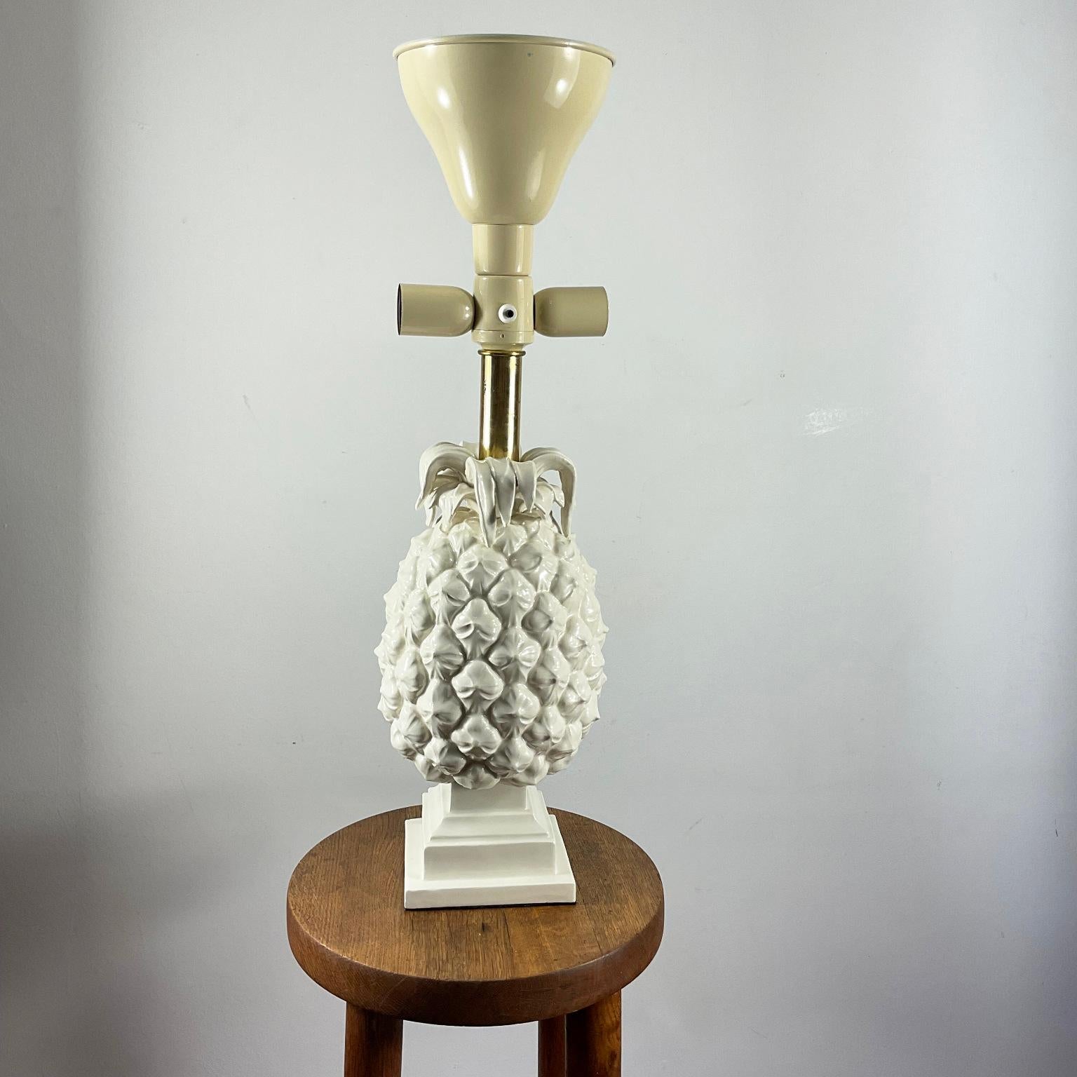 Fait main Lampe de table ananas en céramique émaillée blanche, Italie, années 1970 en vente