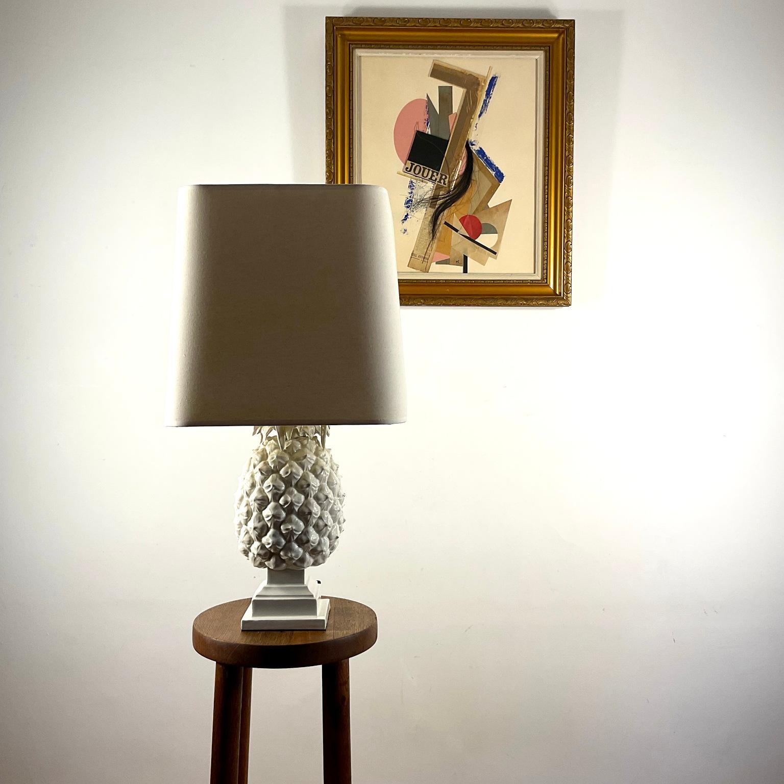 Lampada da tavolo ananas anni '70 in ceramica smaltata bianca In condizioni buone in vendita a London, GB