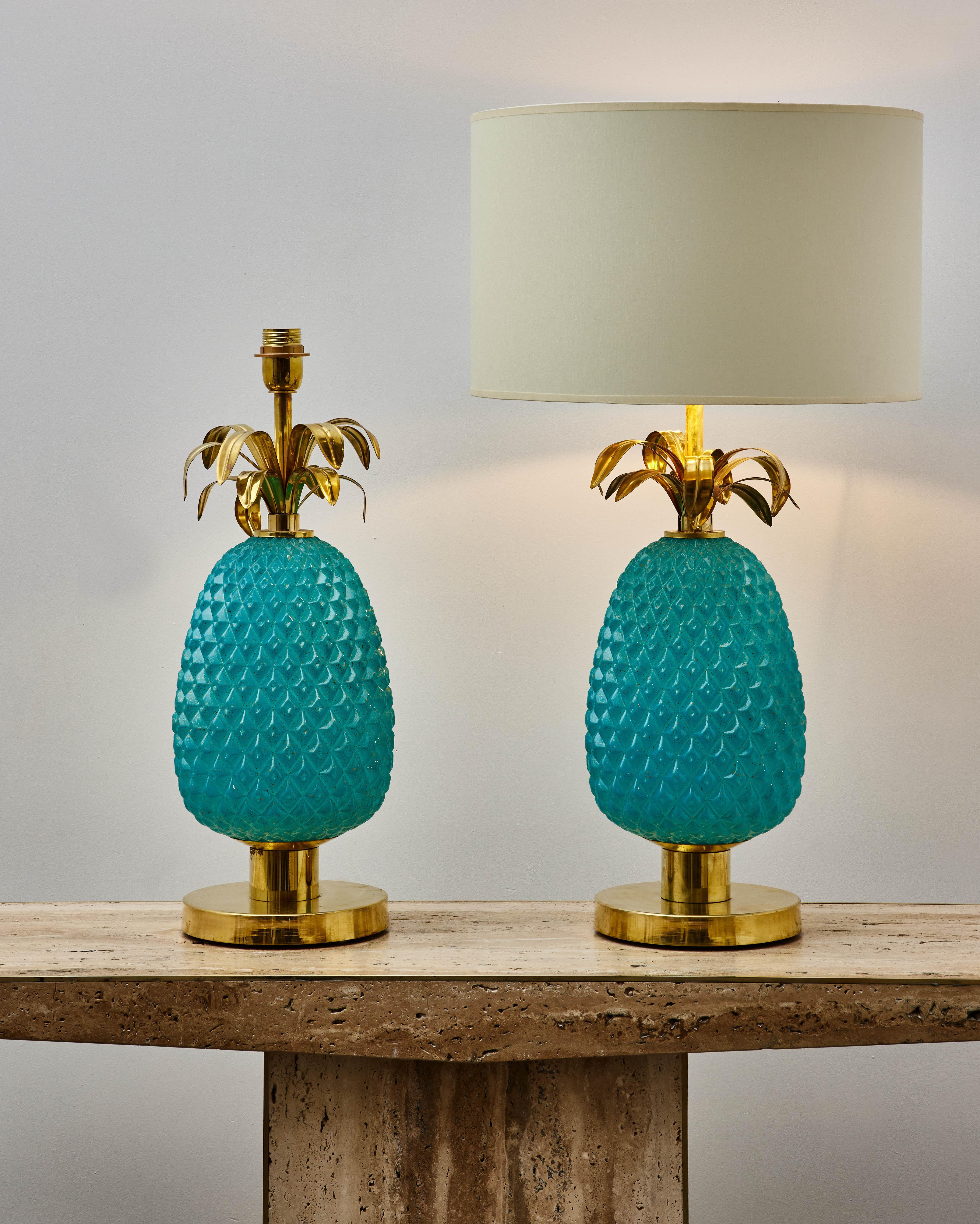 Pair of vintage table lamps in brass, sculpted and tainted Murano glass.
Italy, 1970s.

(Price and dimensions without shade)