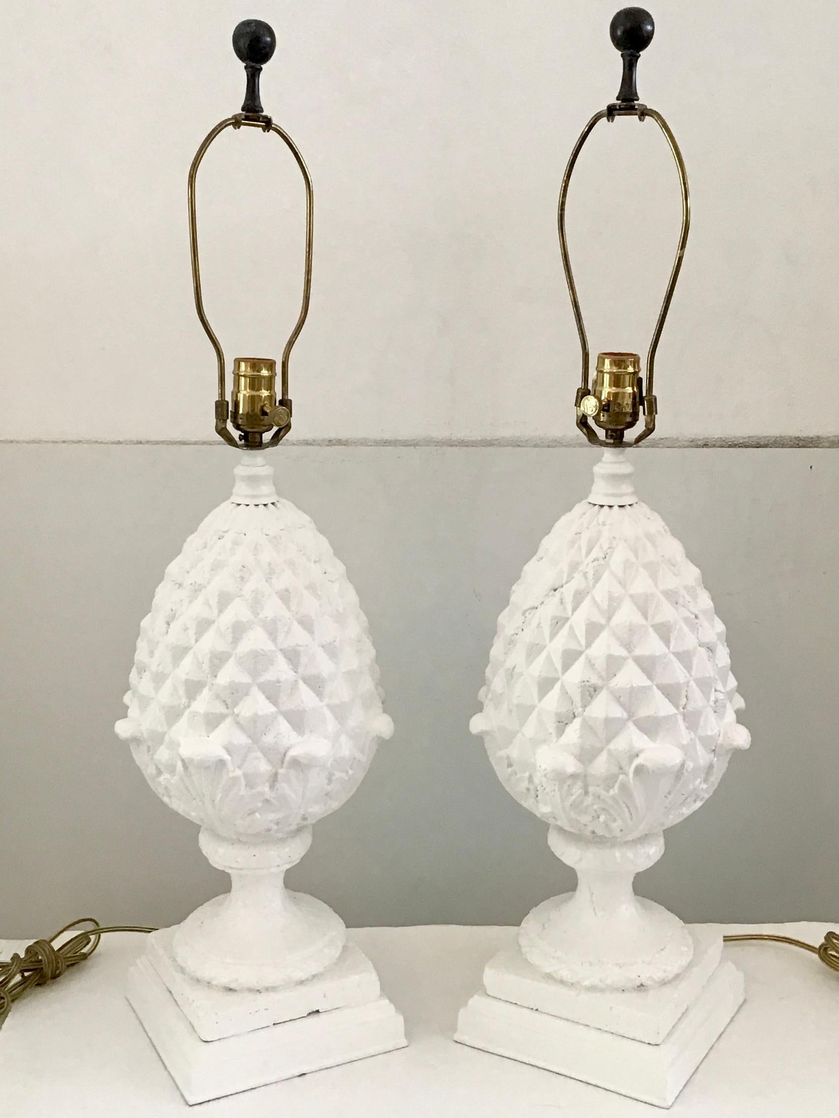 Fabuleuse paire de lampes de table ananas en pierre fraîchement laquée en blanc. Donnez du caractère à vos plateaux de table avec ces lampes décoratives amusantes. Il suffit d'ajouter les nuances de votre choix.