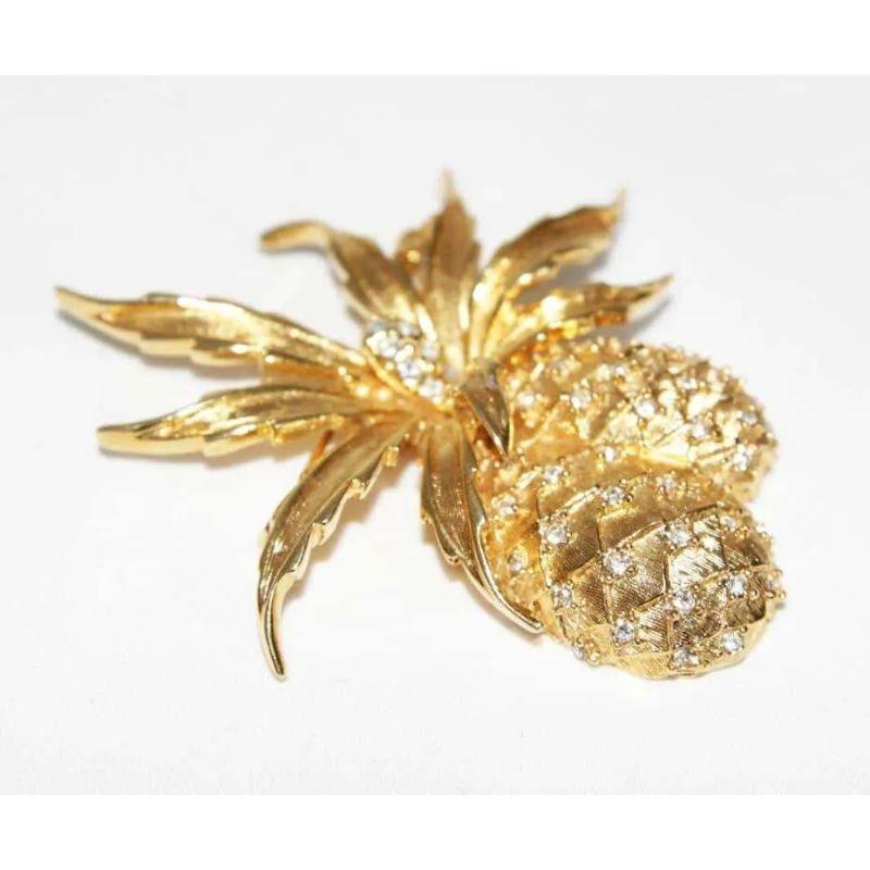 Gorgeous design for this double pineapple vintage brooch of the late 60s. Made of crystal stones and gilt metal. 

Size : 6  x 5  cm – 2.4  x 2  in 
Excellent vintage condition.

