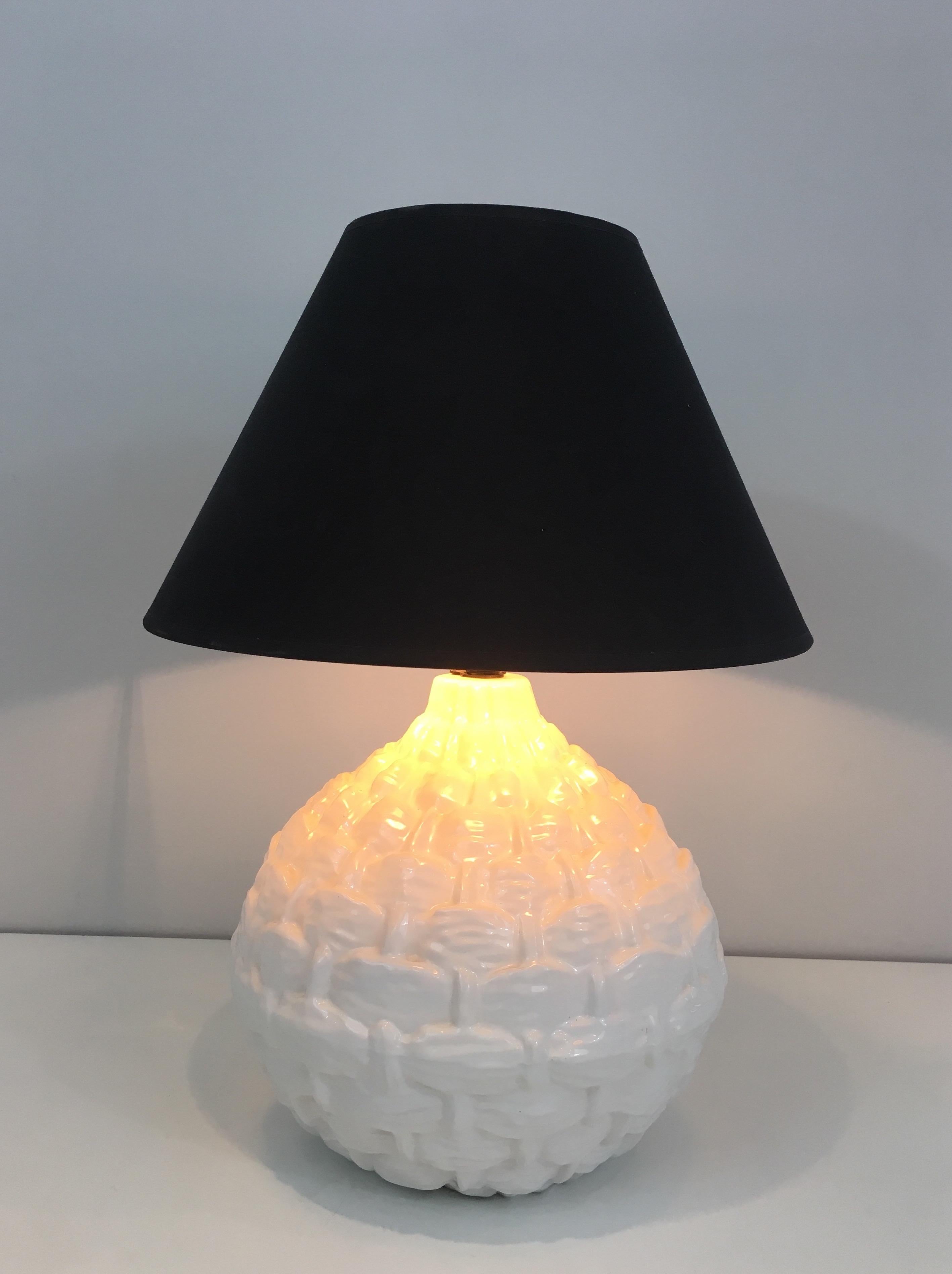 This very nice pineapple table lamp is made of a white ceramic. This is a French work, circa 1970.