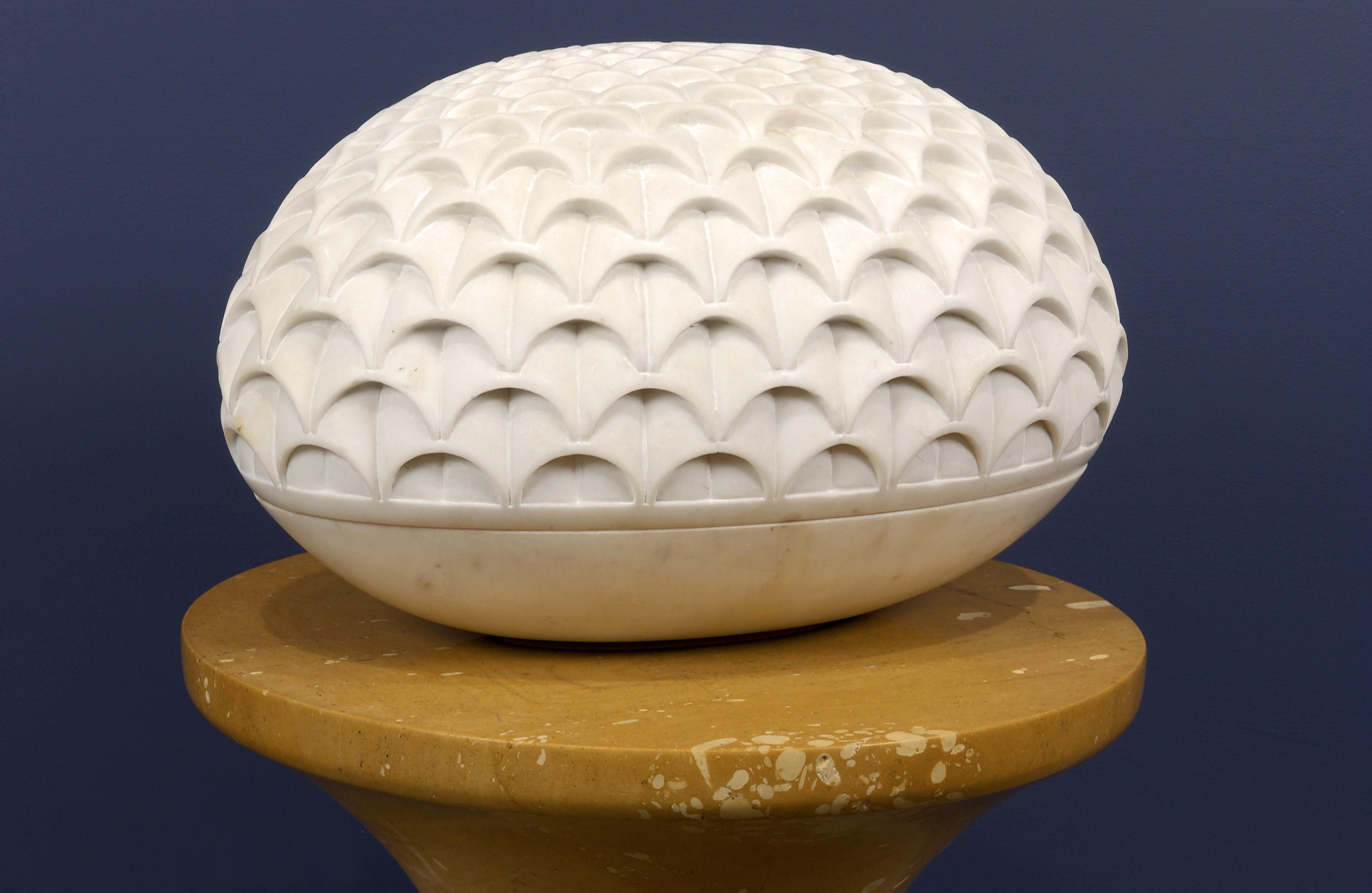 Moderne Lampe en forme decone de pin en marbre blanc par Paul Mathieu pour Stephanie Odegard en vente