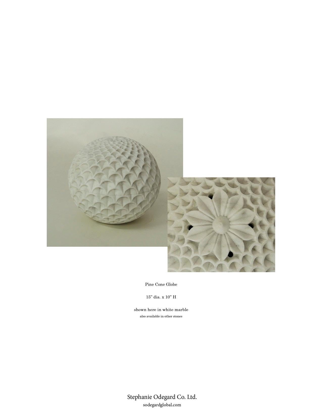 Indien Globe en forme decone de pin en marbre blanc de 45,7 cm de diamètre par Paul Mathieu pour Stephanie Odegard en vente