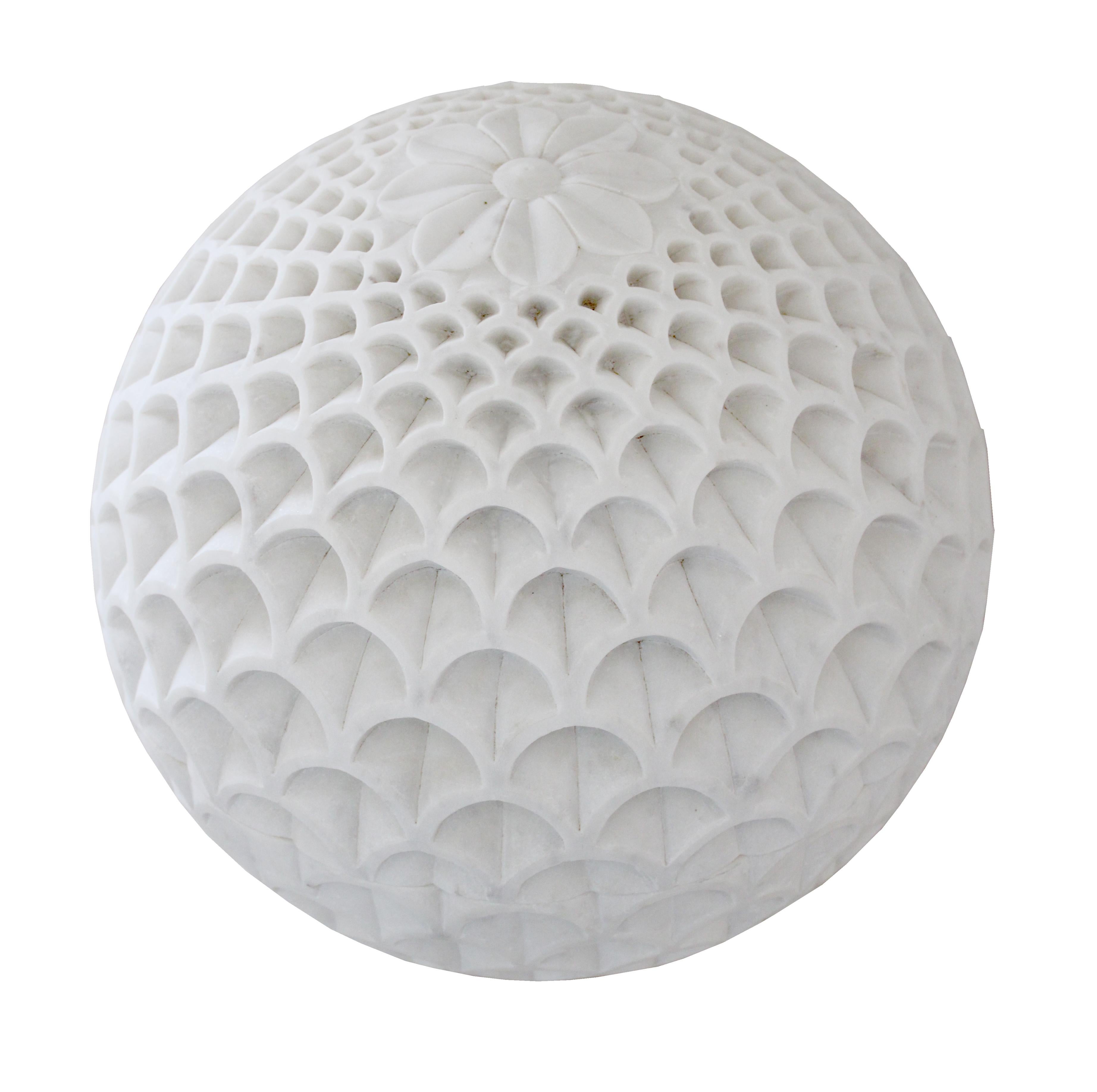 Globe en forme decone de pin en marbre blanc de 45,7 cm de diamètre par Paul Mathieu pour Stephanie Odegard Neuf - En vente à New York, NY