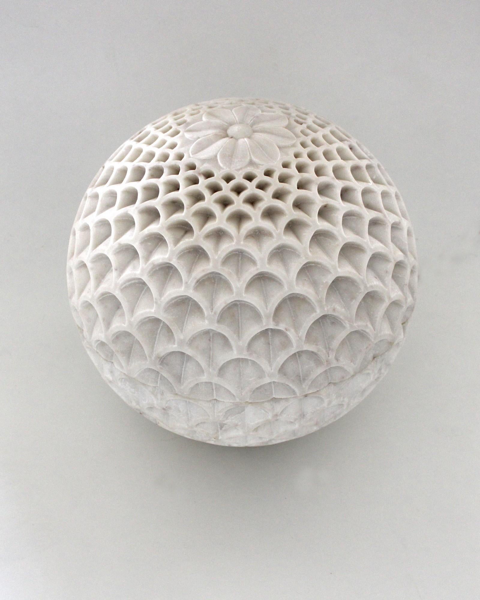 Globe en forme decone de pin en marbre blanc de 45,7 cm de diamètre par Paul Mathieu pour Stephanie Odegard en vente 5