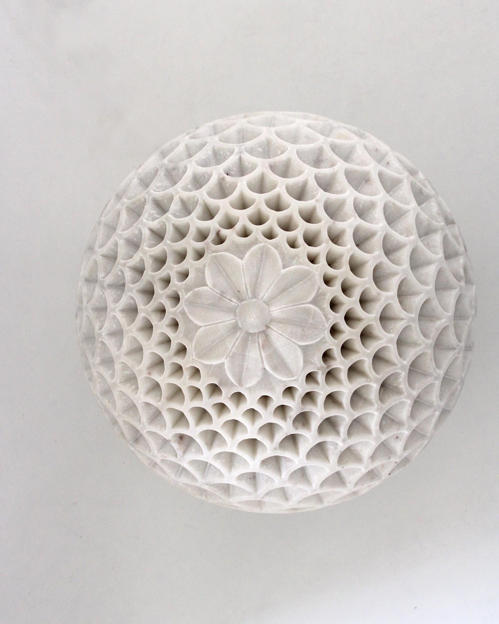 Marbre Globe en forme decone de pin en marbre blanc de 45,7 cm de diamètre par Paul Mathieu pour Stephanie Odegard en vente