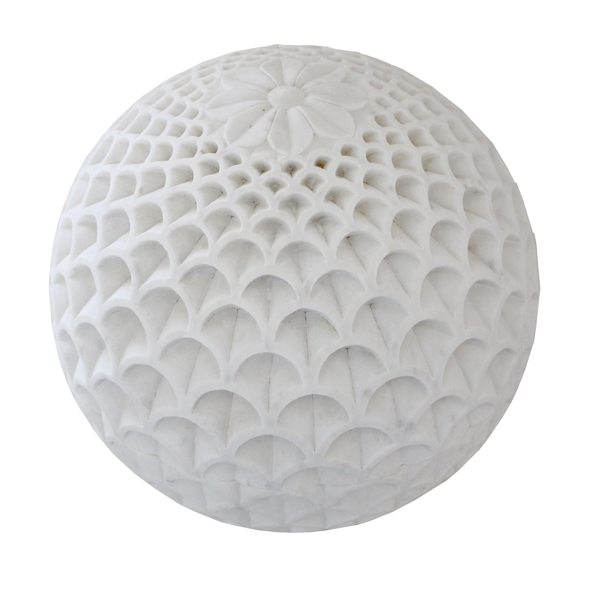 Globe en forme decone de pin en marbre blanc de 45,7 cm de diamètre par Paul Mathieu pour Stephanie Odegard en vente 2