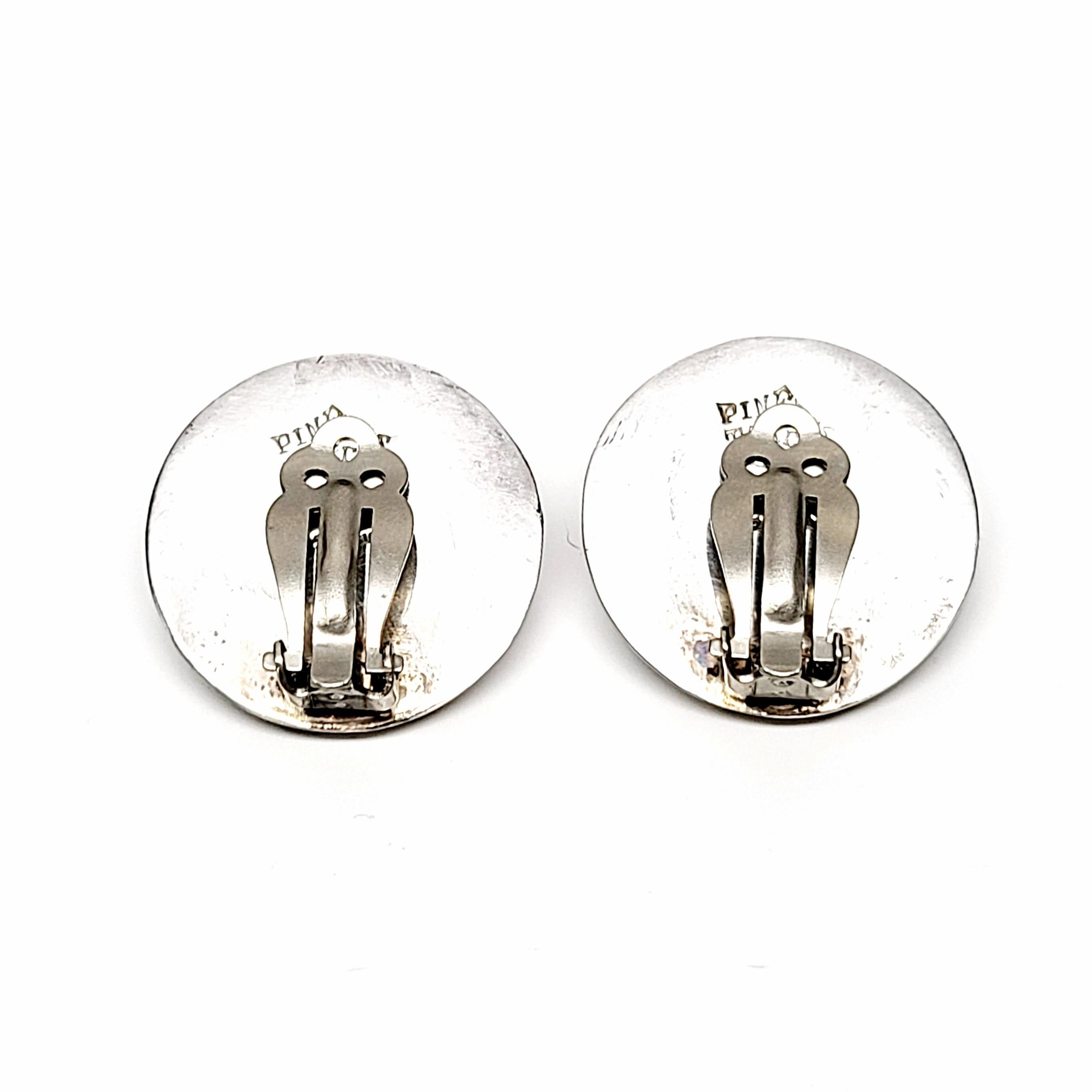 Vintage Taxco, Mexiko Sterling Silber runde Clip-on Ohrringe von Maria Pineda.

Wunderschöne, schlichte runde Ohrclips mit erhabener Mitte von der bekannten Designerin und Silberschmiedin Maria Pineda, die mit Hector Aguilar, Antonio Pineda und