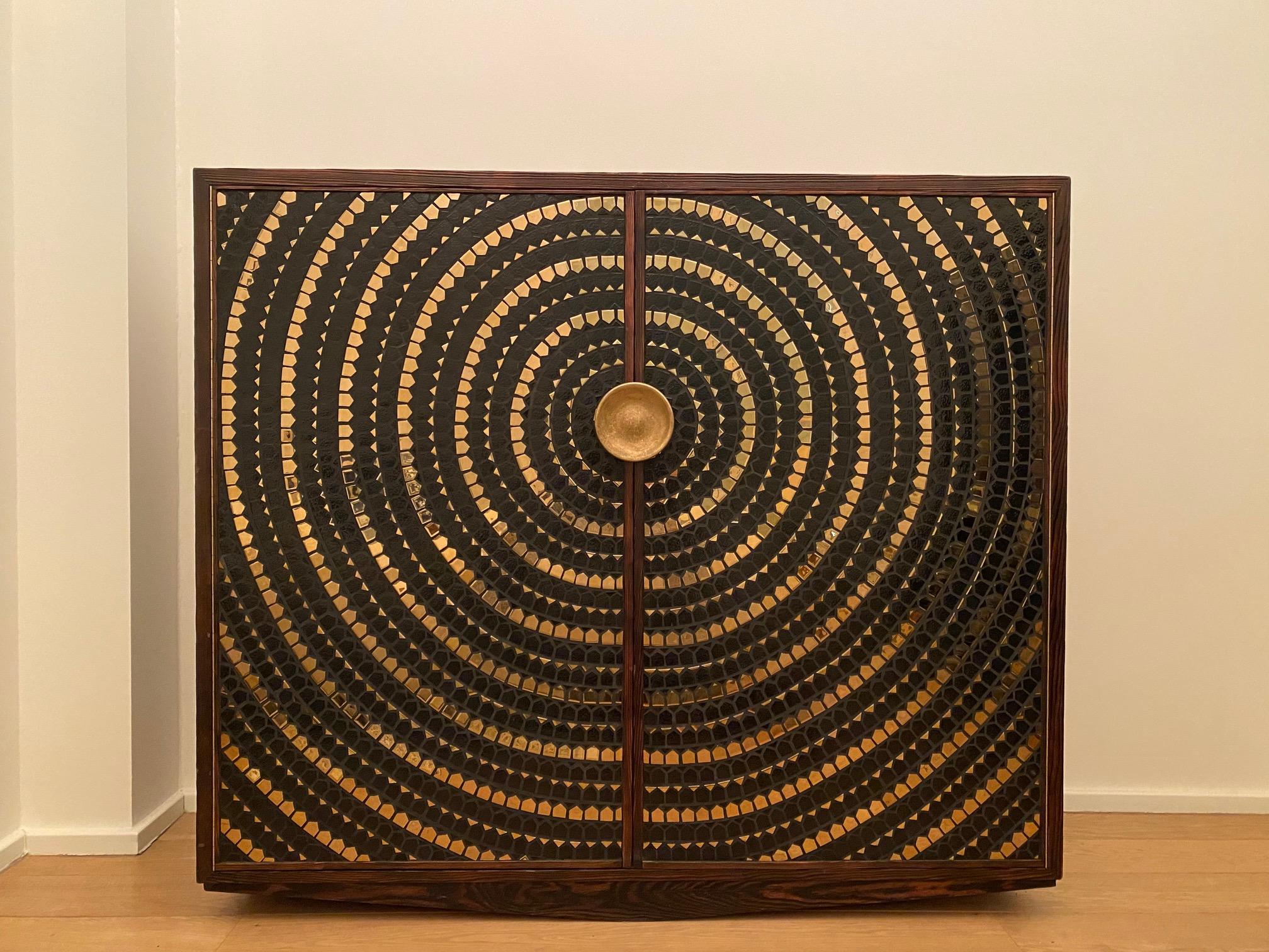 Armoire en bois de pin avec mosaïque de céramique noire et or et poignée en bronze en vente 2