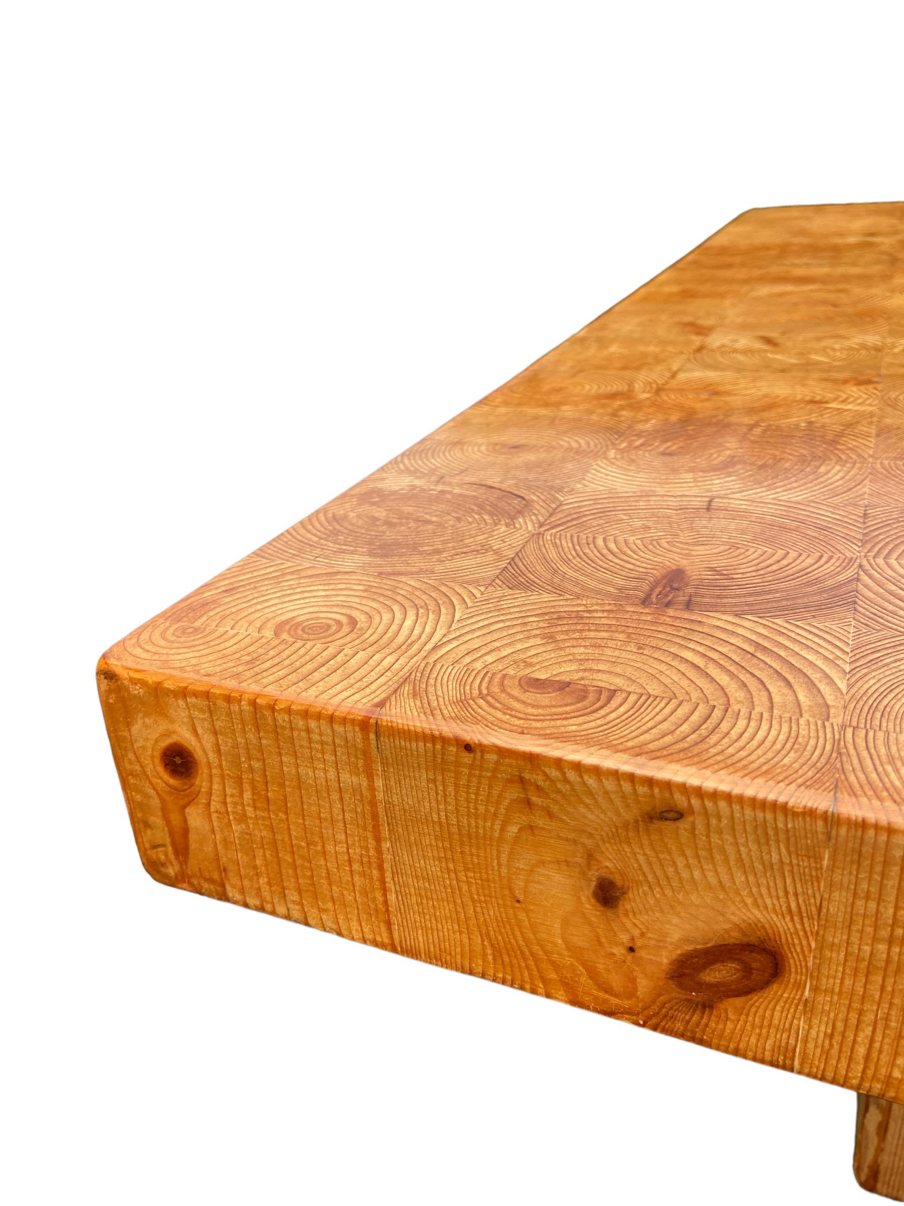 Pinewood coffee table”end-grain”made in the 1970s in Denmark. This Pinewood brutalist is in a good condition but it shows sign of age.

Measures: Height 41 cm width 116 cm depth 116 cm.