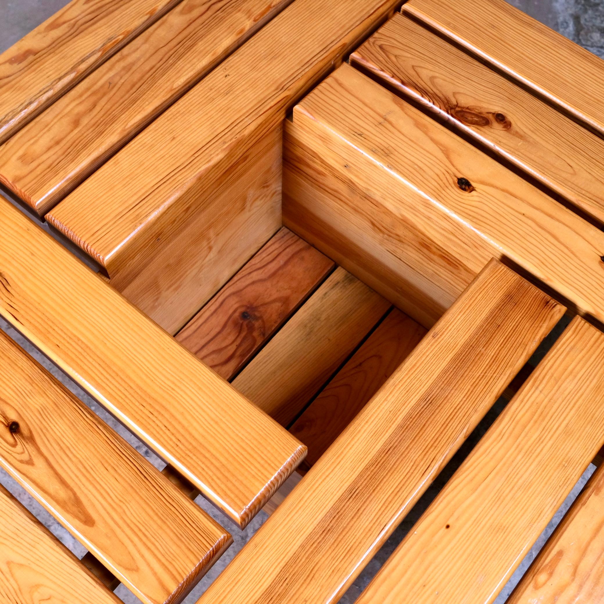 Table basse en pin avec espace de rangement, fabriquée en France, années 1980 en vente 3