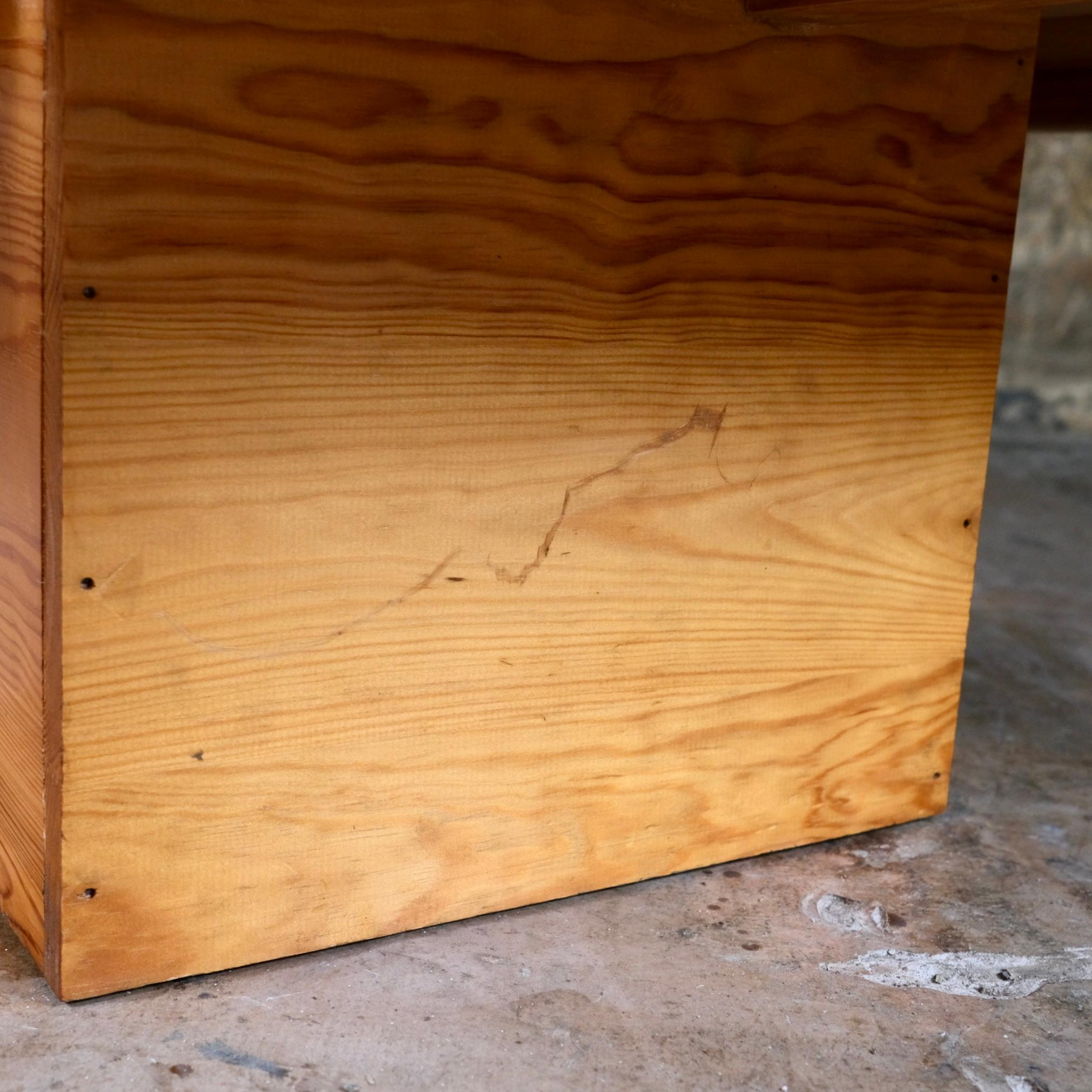 Table basse en pin avec espace de rangement, fabriquée en France, années 1980 en vente 9