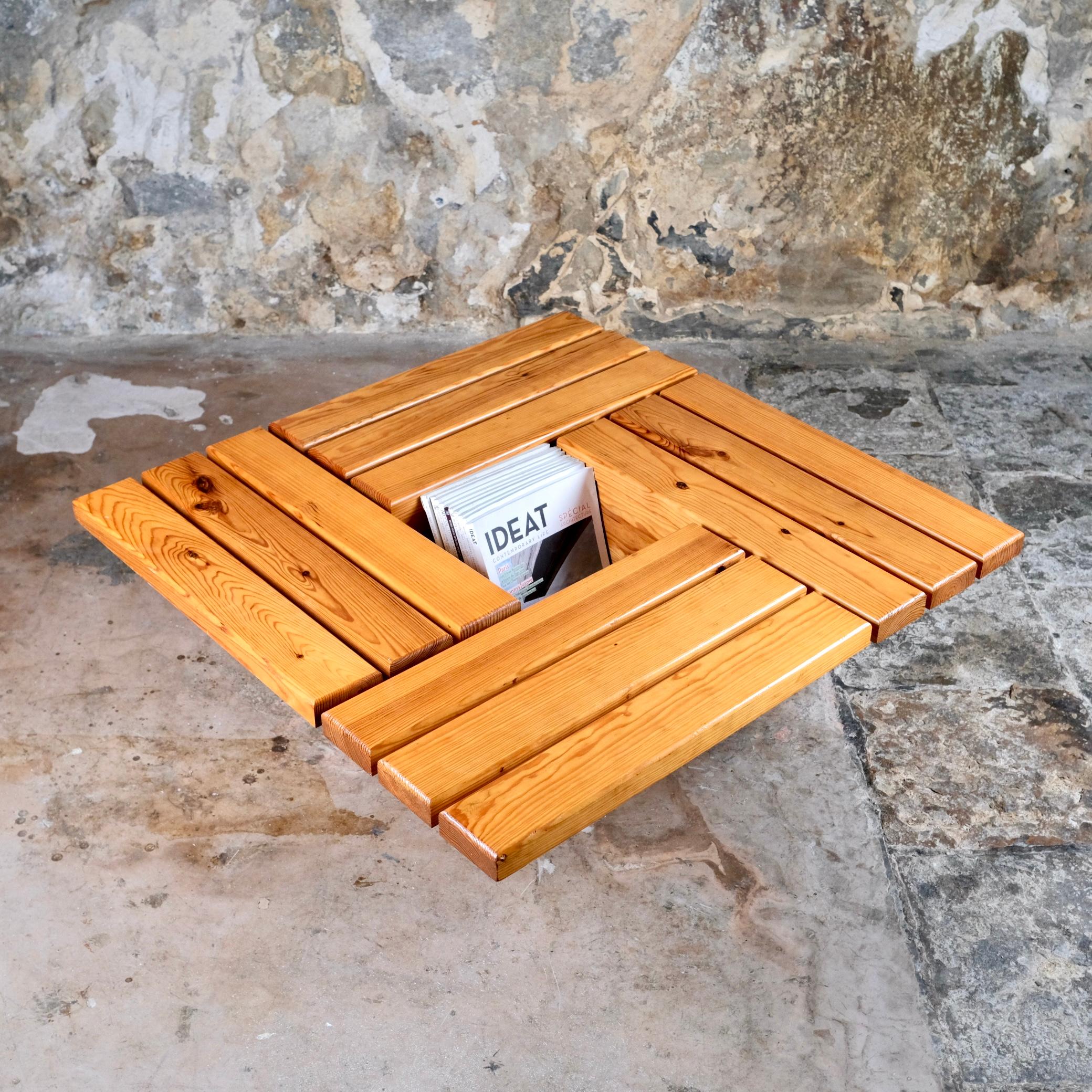 Charmante table basse carrée en bois de pin, fabriquée en France dans les années 1980.
Avec un espace de rangement au centre, très pratique, pour ranger des magazines ou même des plantes.
Bon état général, quelques traces d'utilisation (rayures,