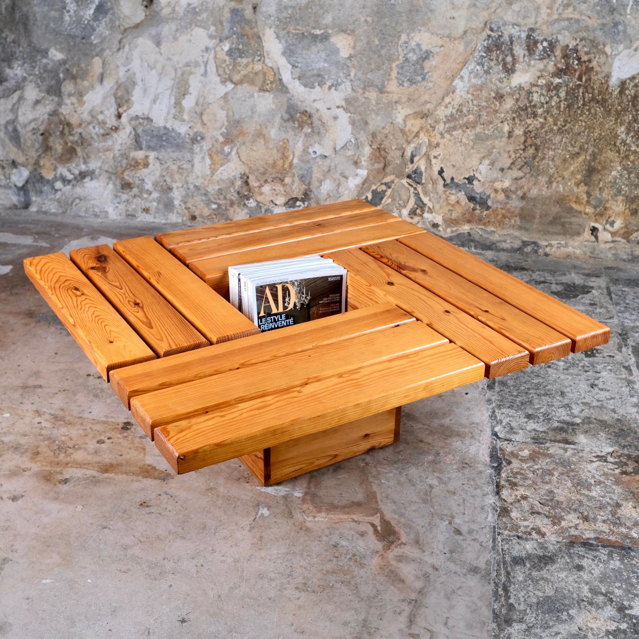 Postmoderne Table basse en pin avec espace de rangement, fabriquée en France, années 1980 en vente