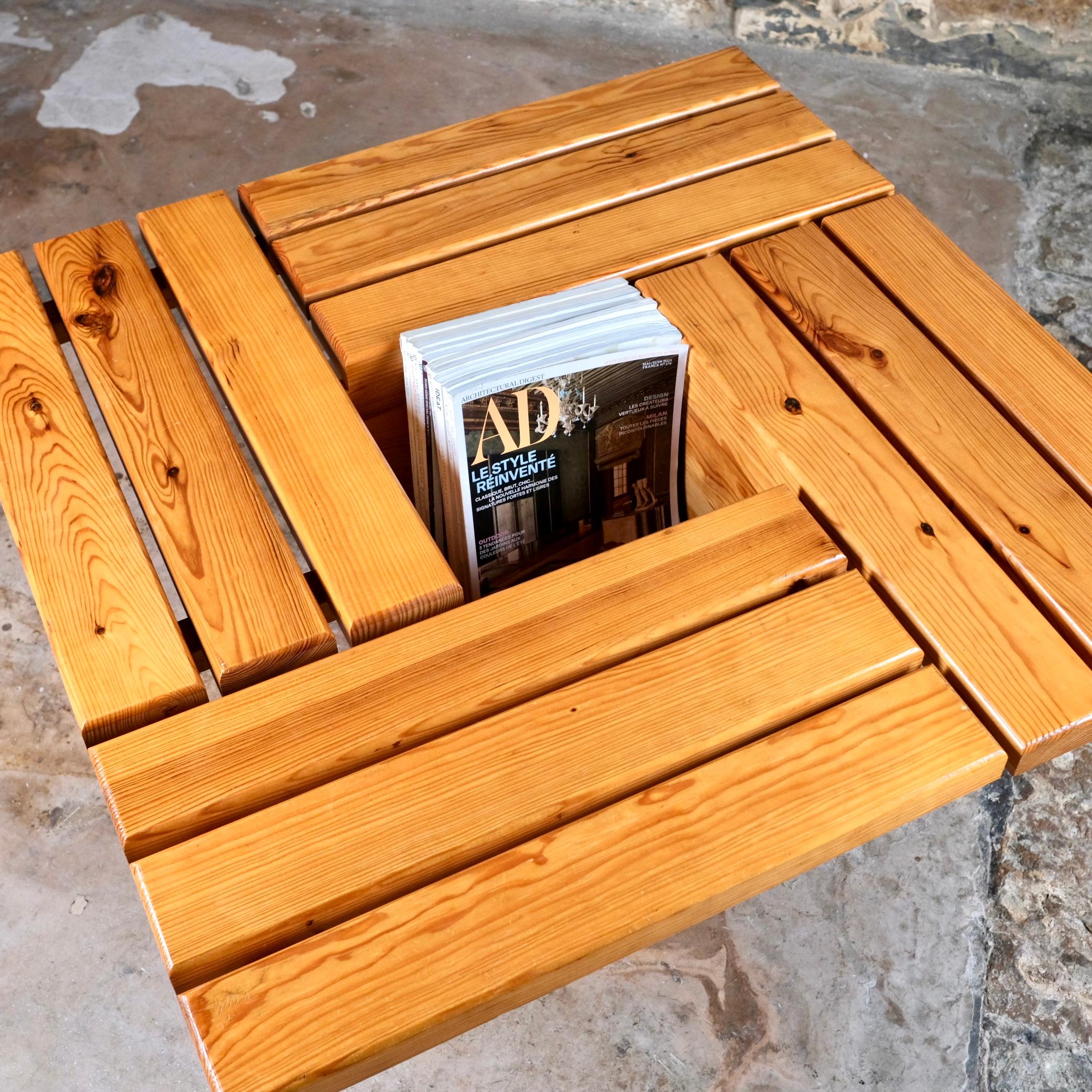 Français Table basse en pin avec espace de rangement, fabriquée en France, années 1980 en vente