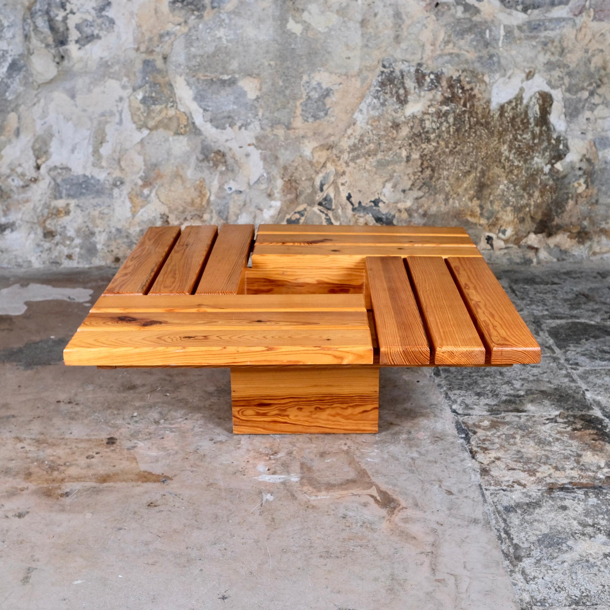 Table basse en pin avec espace de rangement, fabriquée en France, années 1980 Bon état - En vente à Lyon, FR
