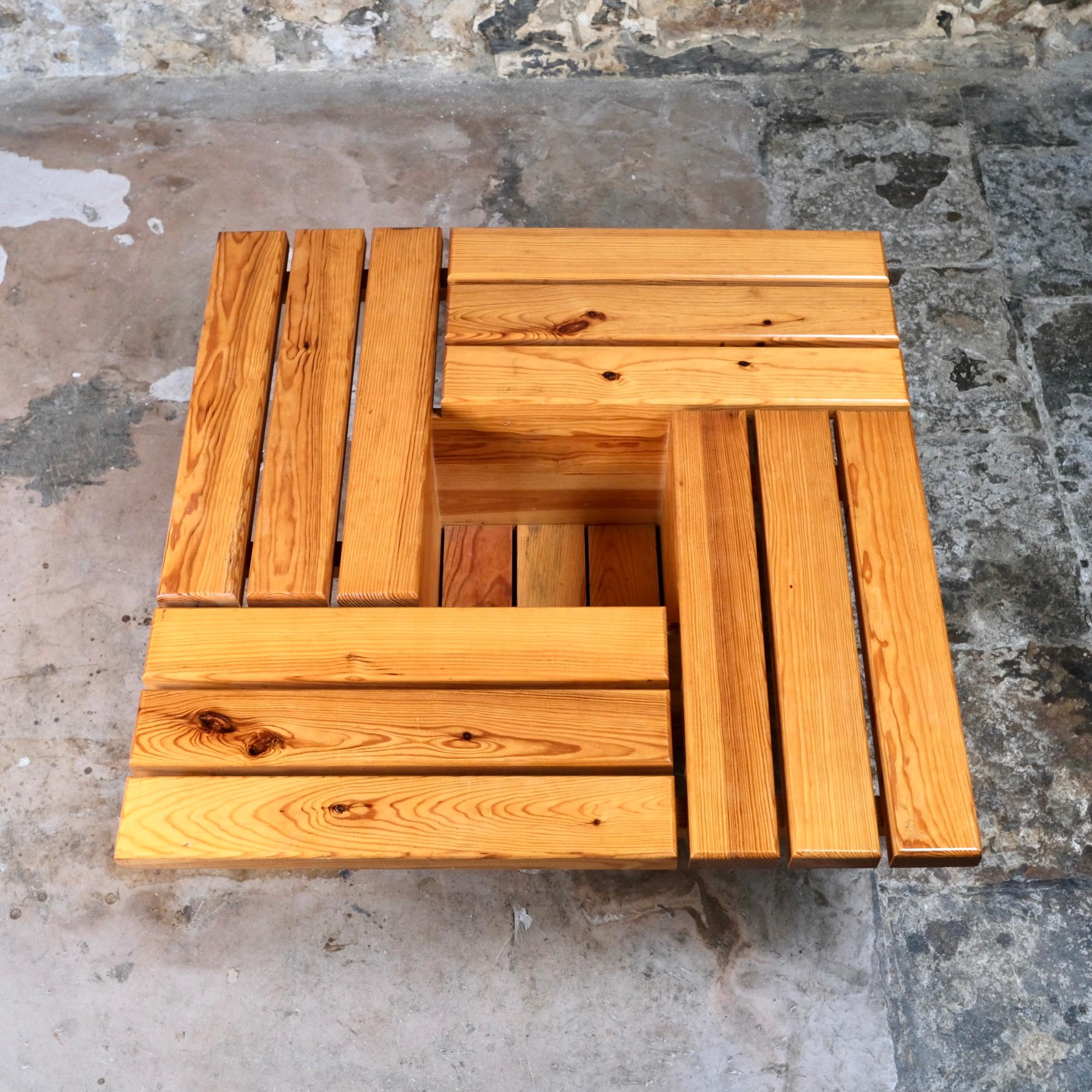 Table basse en pin avec espace de rangement, fabriquée en France, années 1980 en vente 1