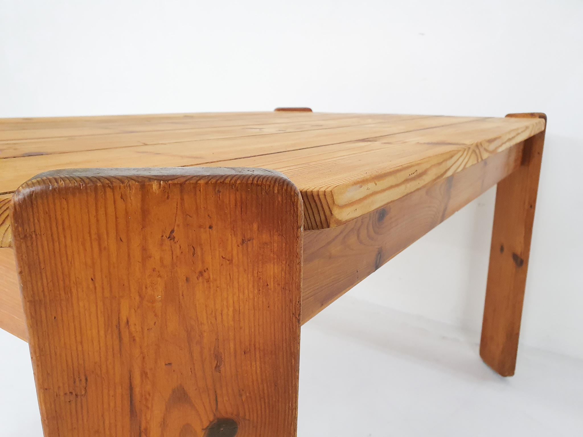 Pinewood dining table attrb. to Ate van Apeldoorn, The Netherlands 1970's For Sale 3