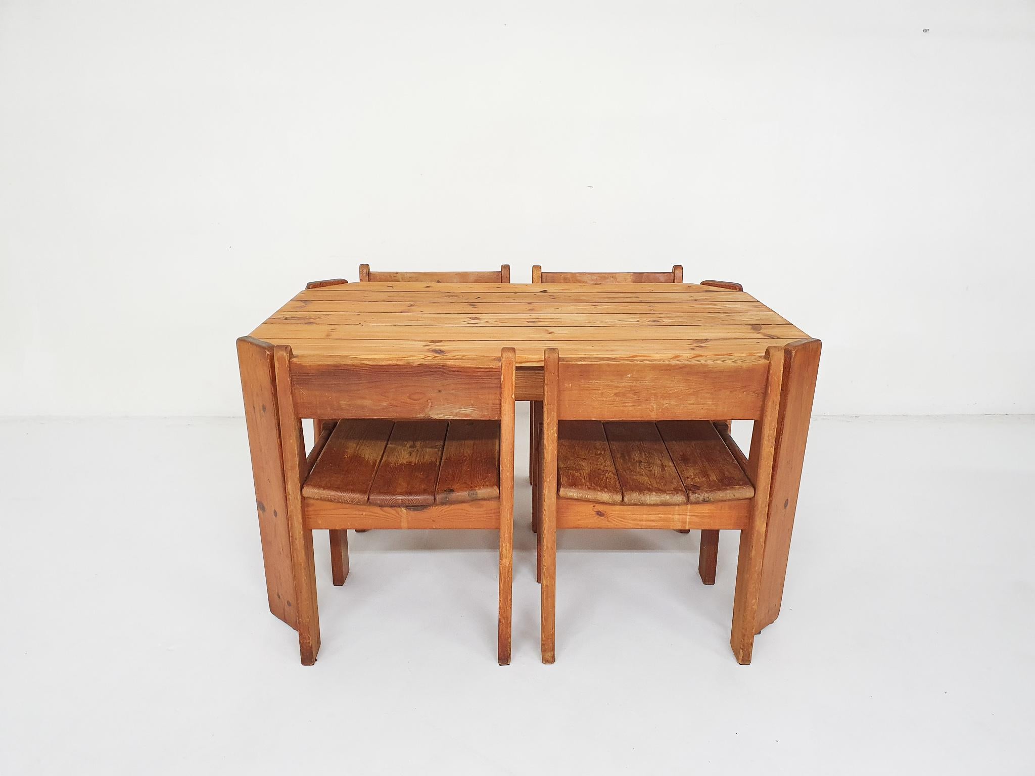 Pinewood dining table attrb. to Ate van Apeldoorn, The Netherlands 1970's For Sale 4