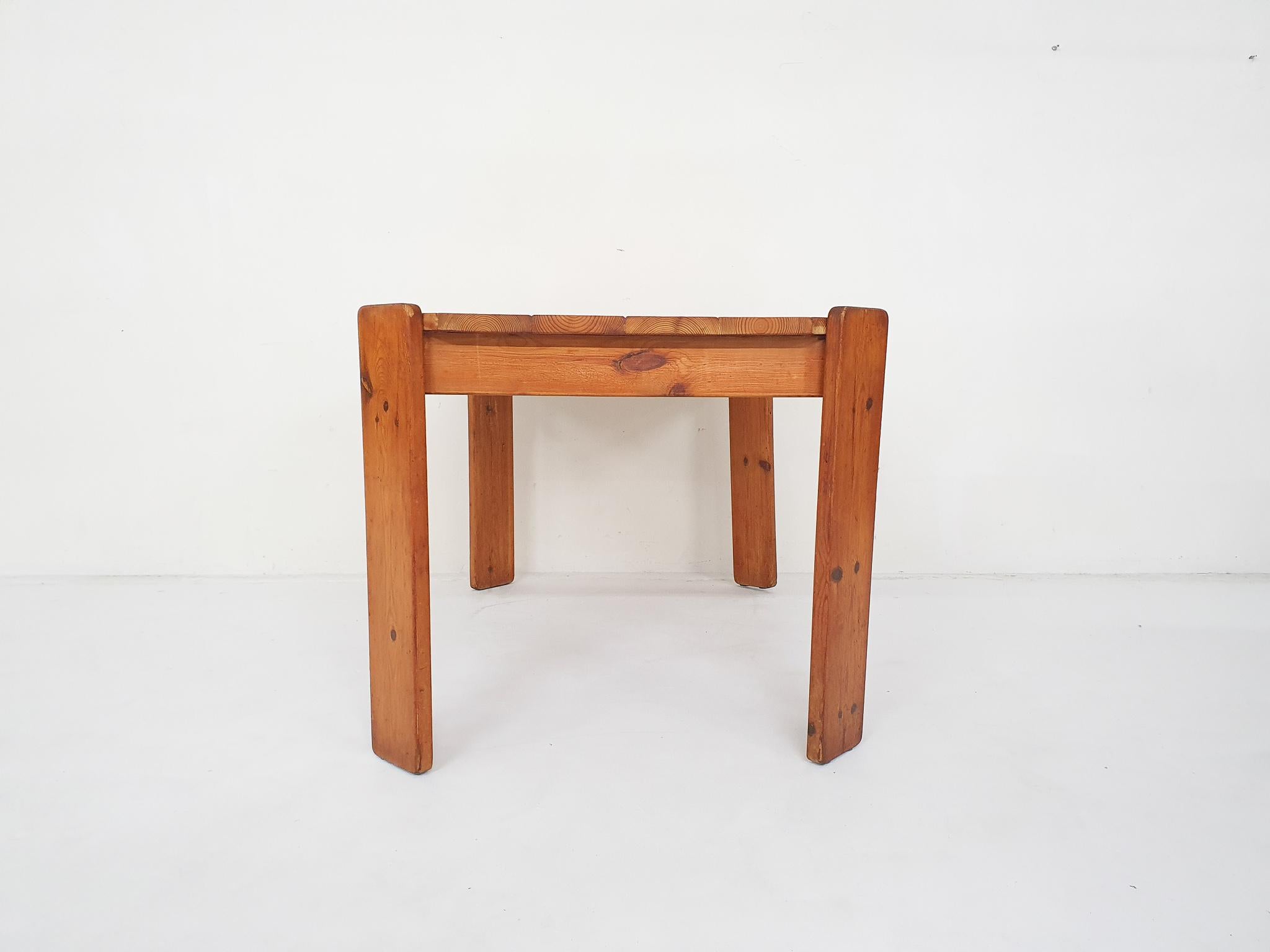 Pinewood dining table attrb. to Ate van Apeldoorn, The Netherlands 1970's In Good Condition For Sale In Amsterdam, NL