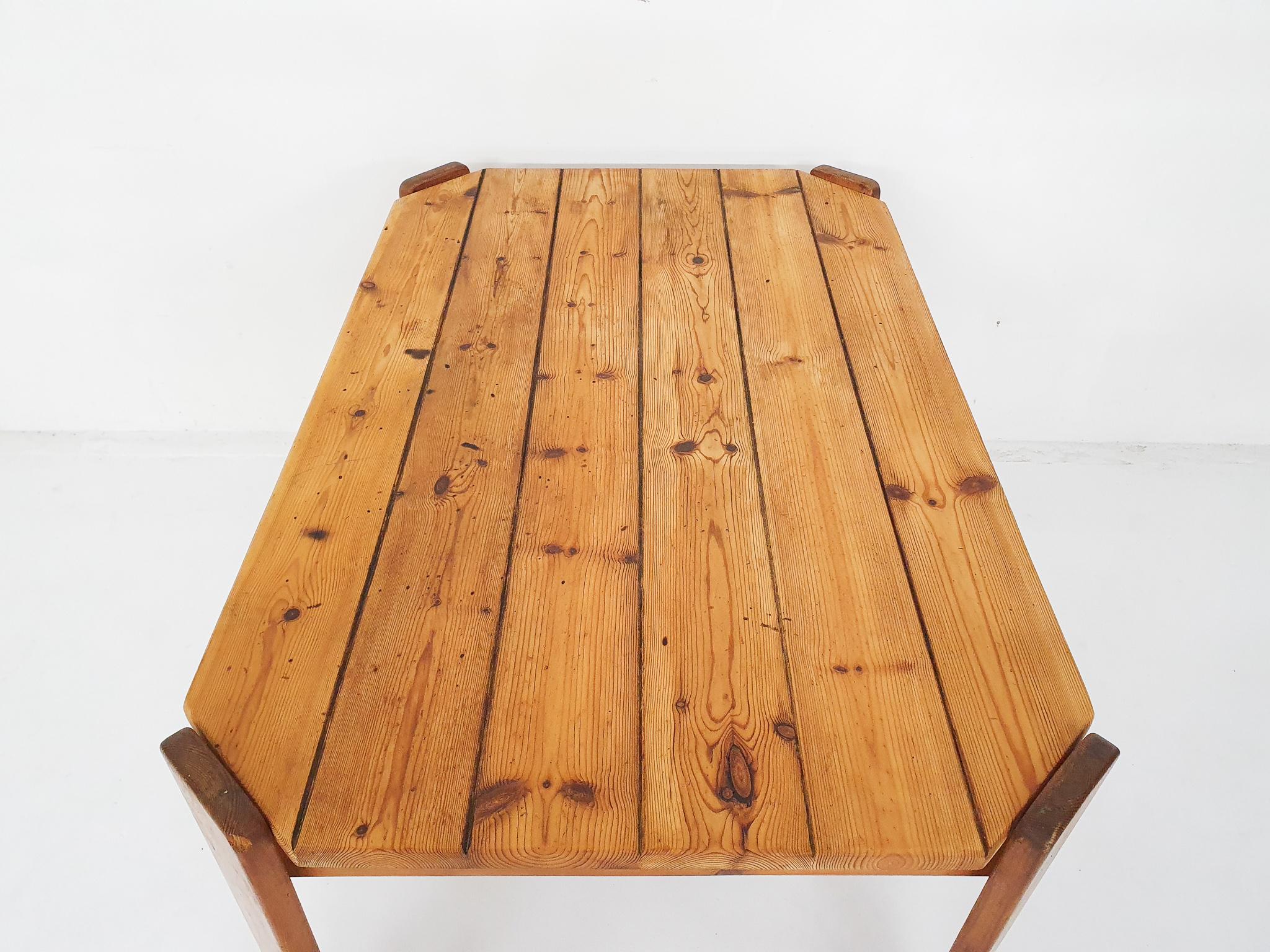 Pinewood dining table attrb. to Ate van Apeldoorn, The Netherlands 1970's For Sale 1