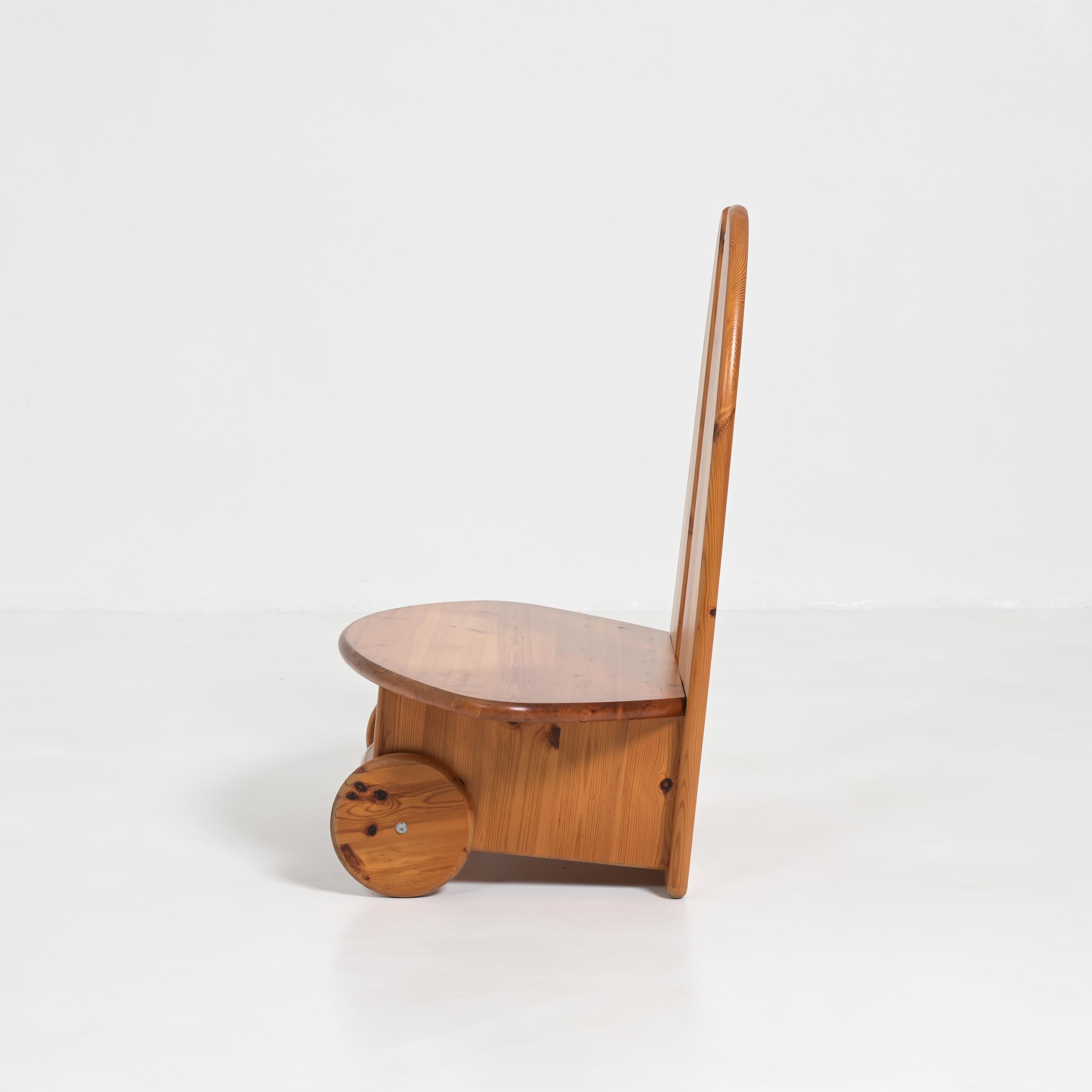 Fauteuil à roulettes en bois de pin en vente 4