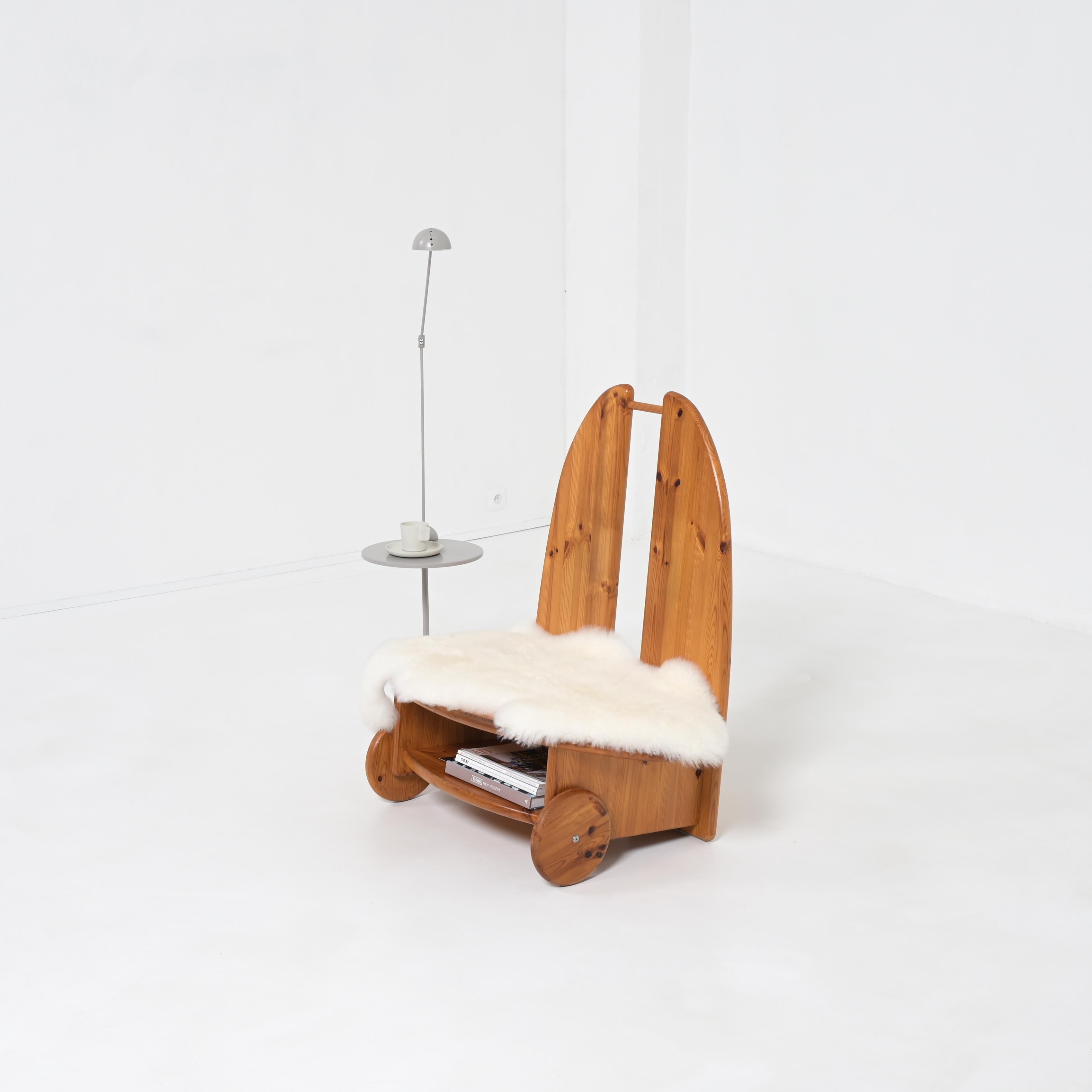 Fauteuil à roulettes en bois de pin en vente 10