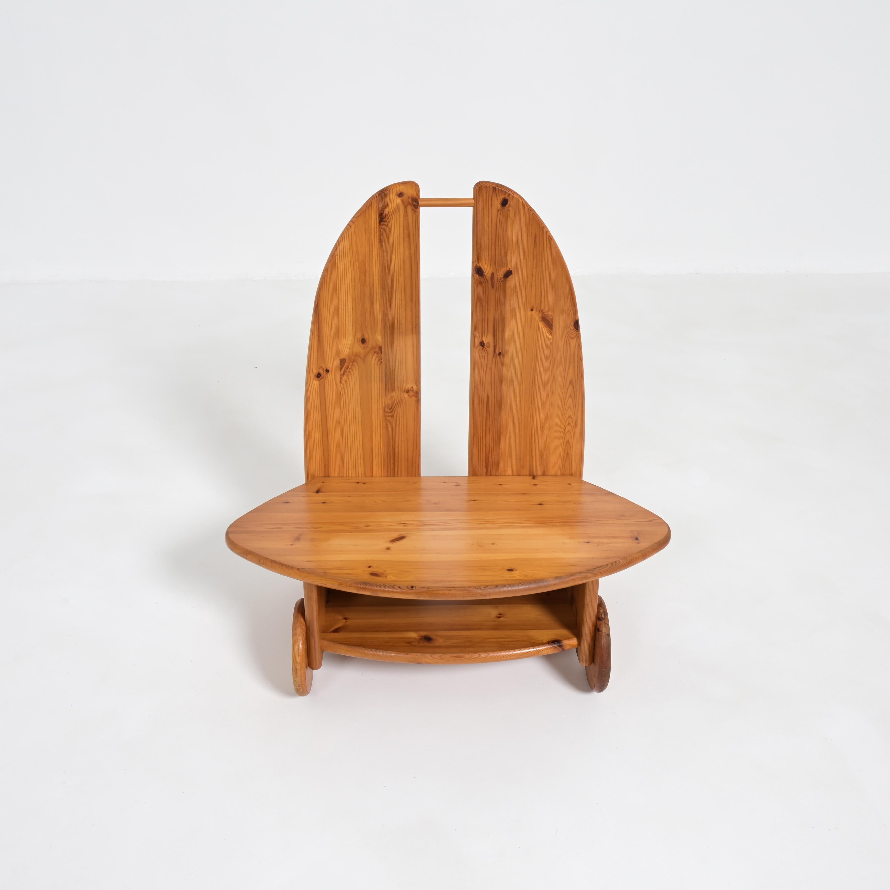 Ce fauteuil à roulettes en pin peut être daté des années 1980.
C'est une belle chaise, facile à déplacer et sur laquelle il fait bon s'asseoir.
La chaise est en très bon état d'authenticité.