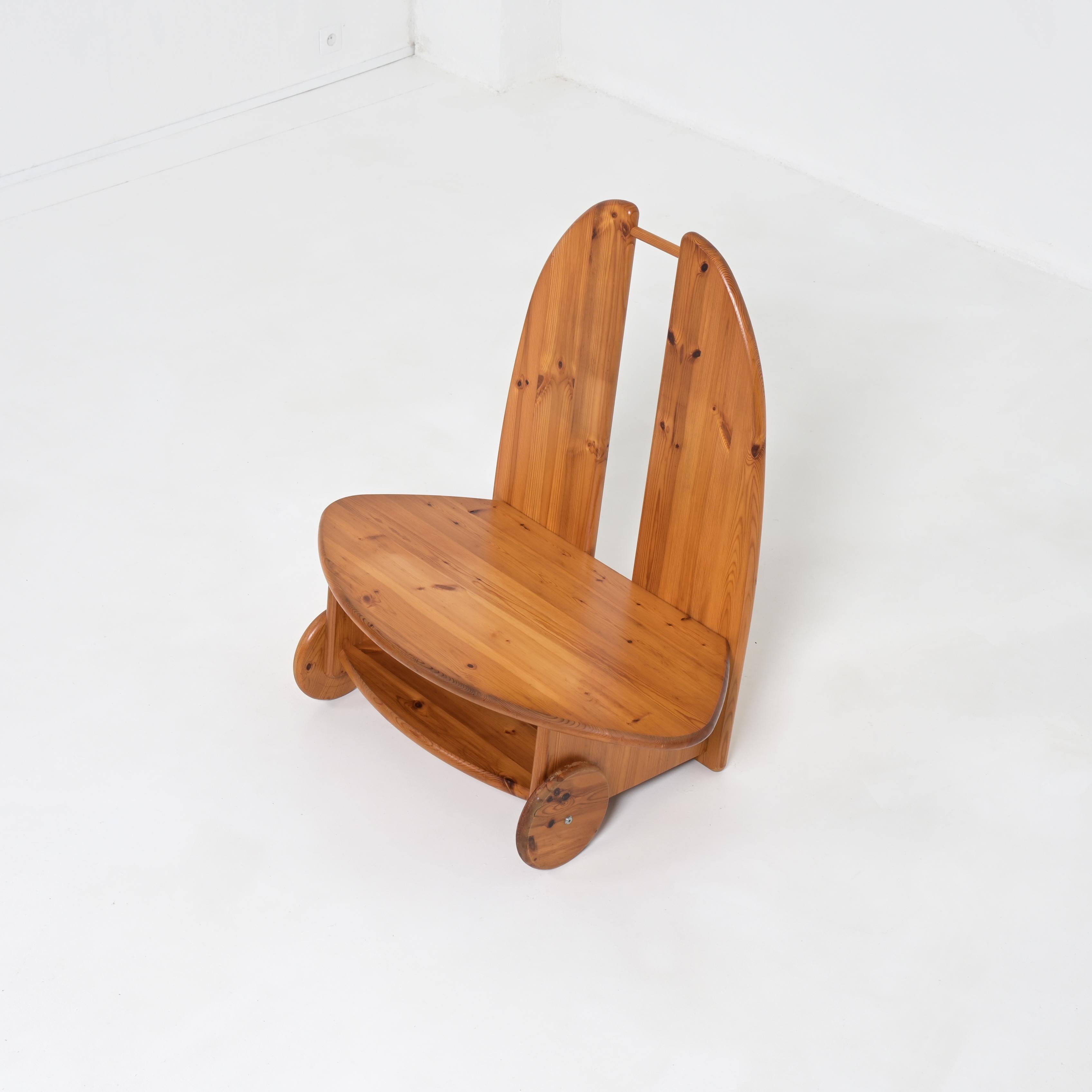 Belge Fauteuil à roulettes en bois de pin en vente