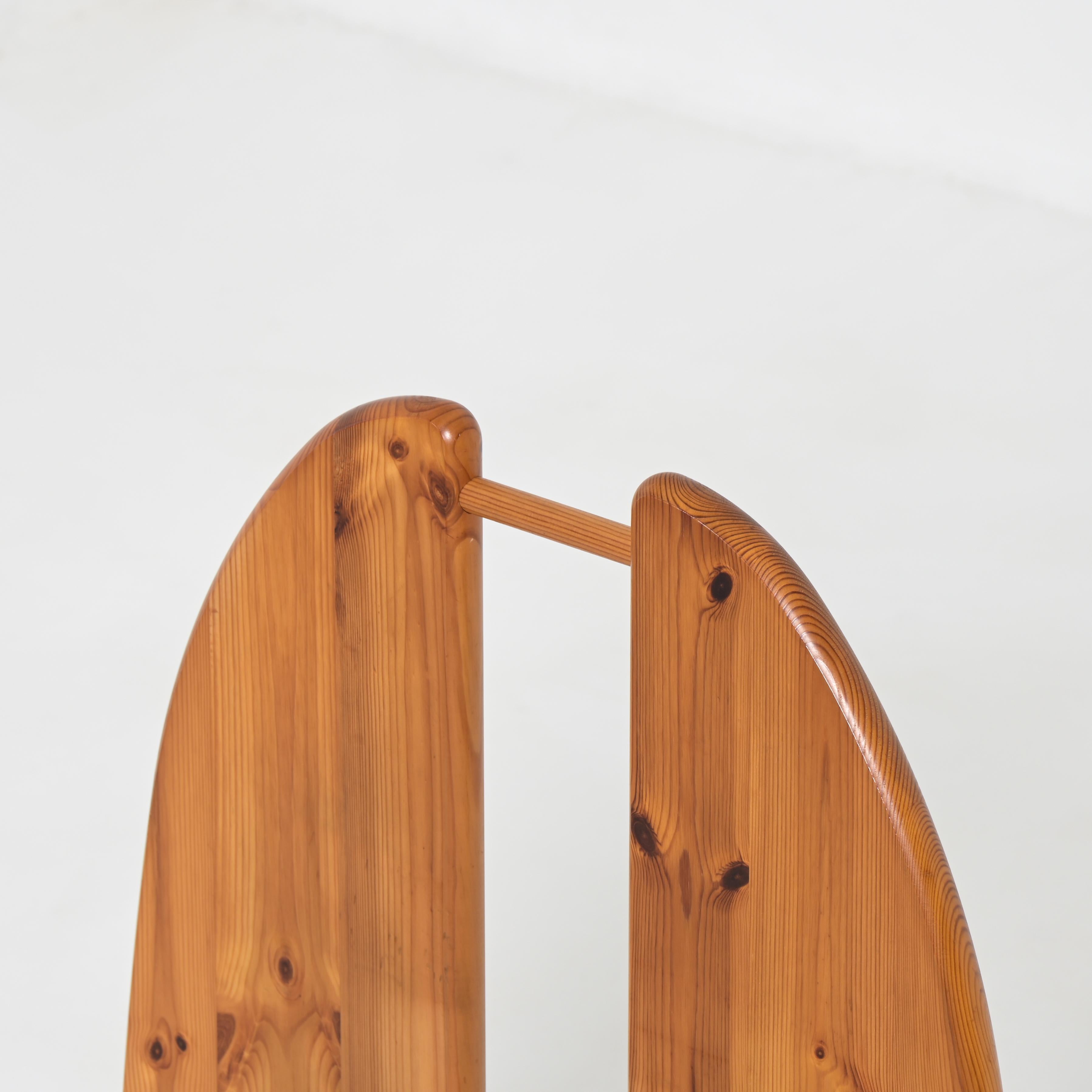 Fauteuil à roulettes en bois de pin Bon état - En vente à Vlimmeren, BE