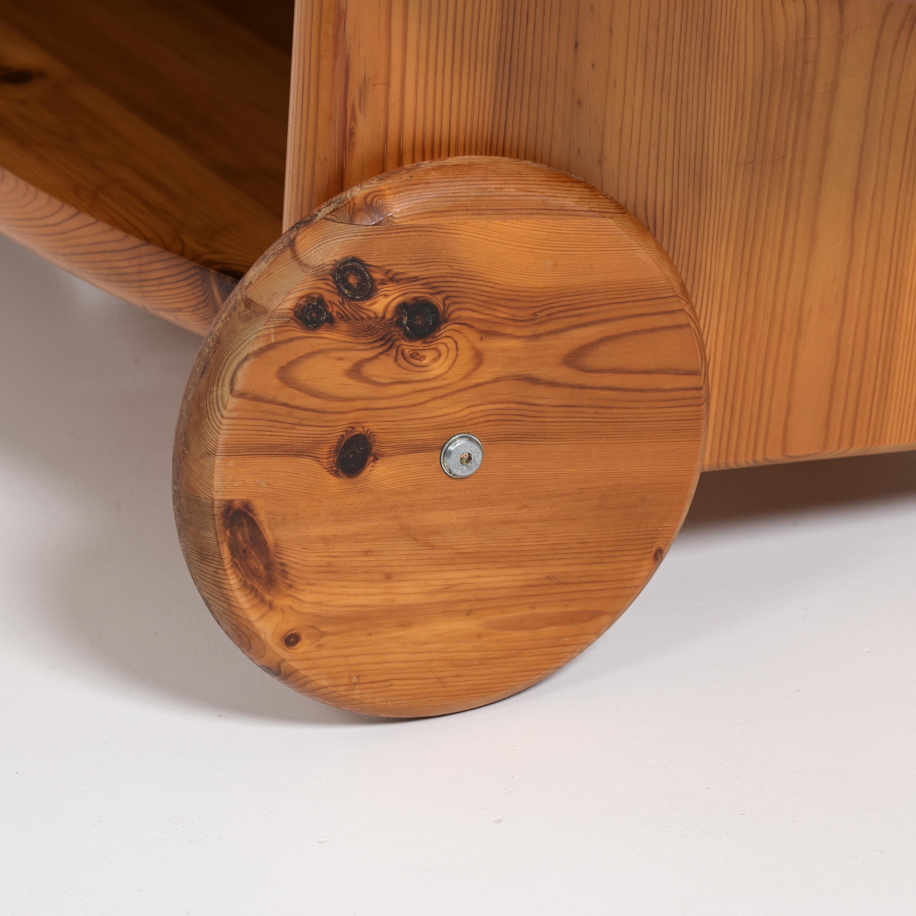 Fauteuil à roulettes en bois de pin en vente 2