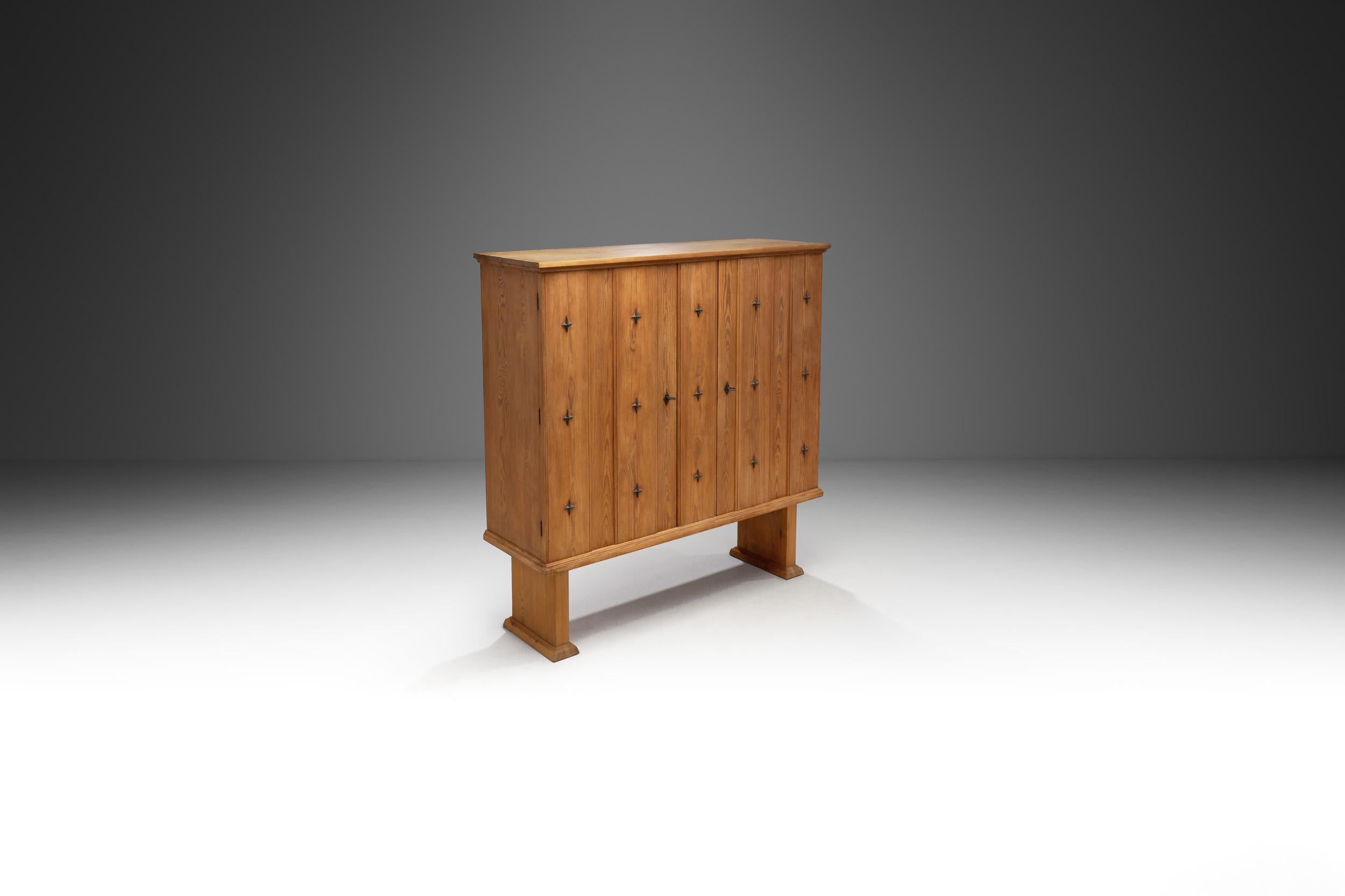 Mid-20th Century Pinewood Highboard Cabinet in the Manner of Axel Einar Hjorth, Norway 1940s