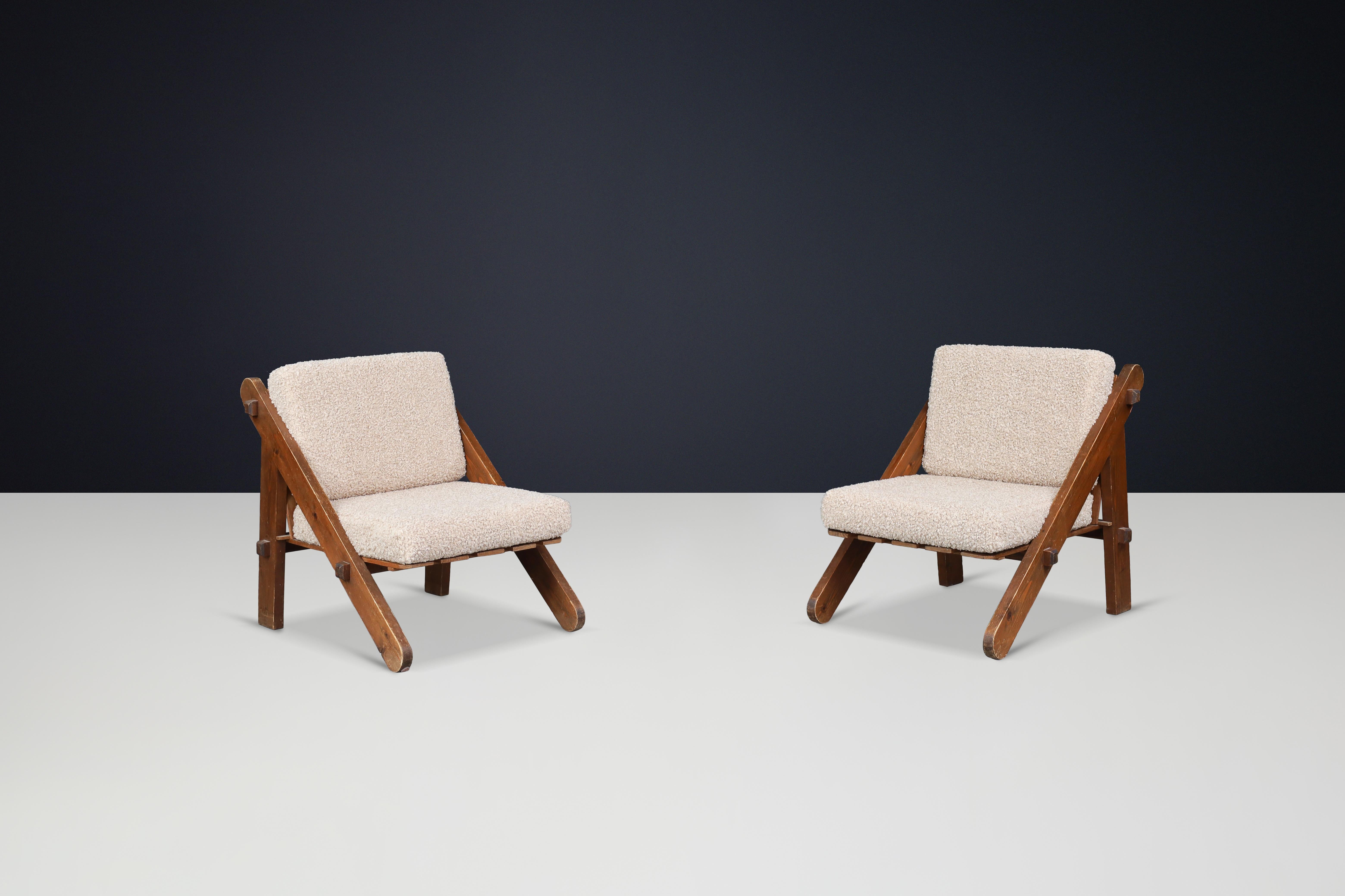 Pinewood Lounge Chairs in New Teddy Upholstery, France, 1970s 

This beautiful pair of lounge chairs, crafted from pinewood and re-upholstered in soft teddy fabric, exemplifies Italy's unique style and craftsmanship from the 1970s. The solid pine