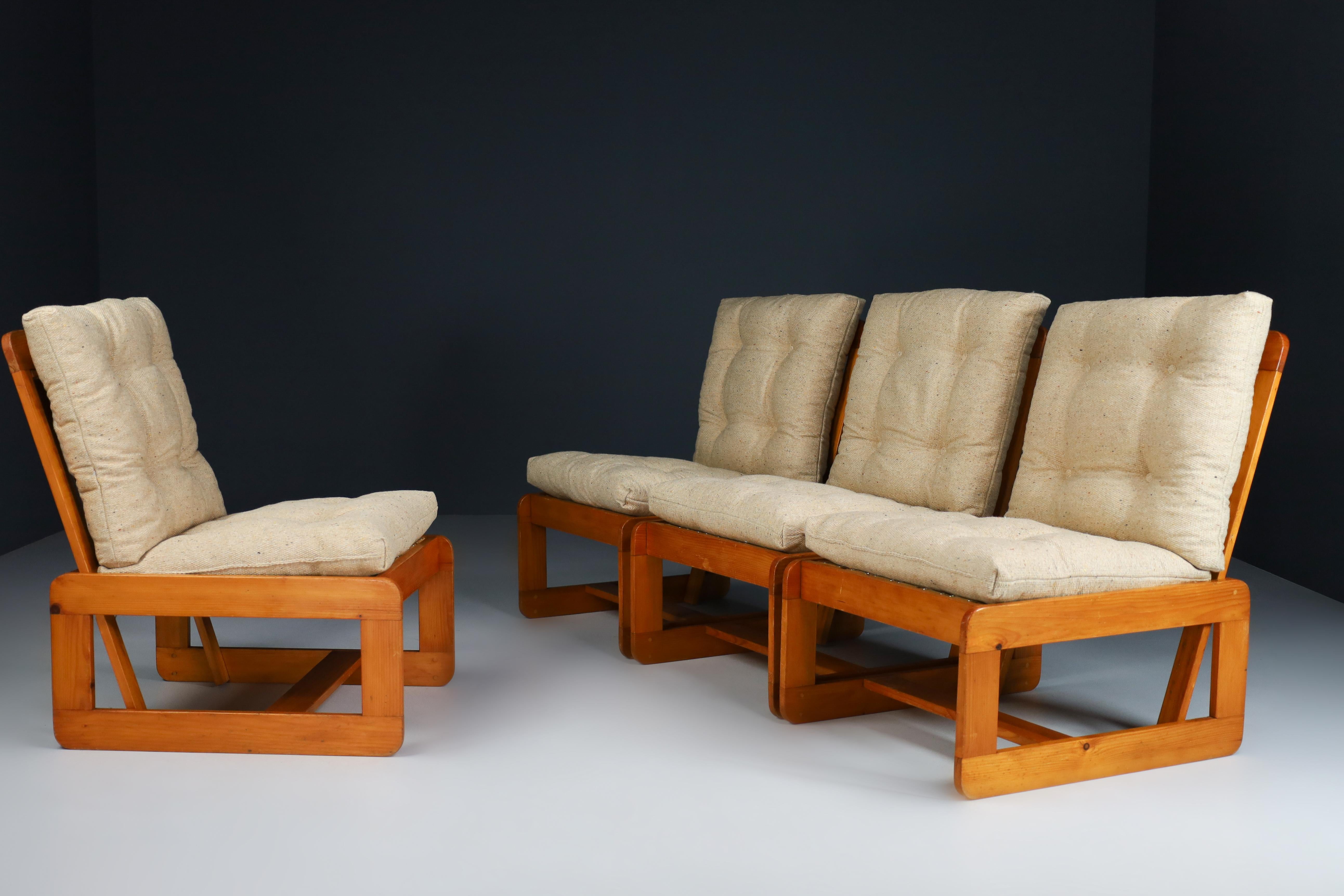 Quatre chaises longues en pin naturel avec un tissu de jute original ont été fabriquées en Italie dans les années 1970. Ces chaises en pin massif présentent une belle patine naturelle, sont dans un superbe état d'origine et ont une grande patine et