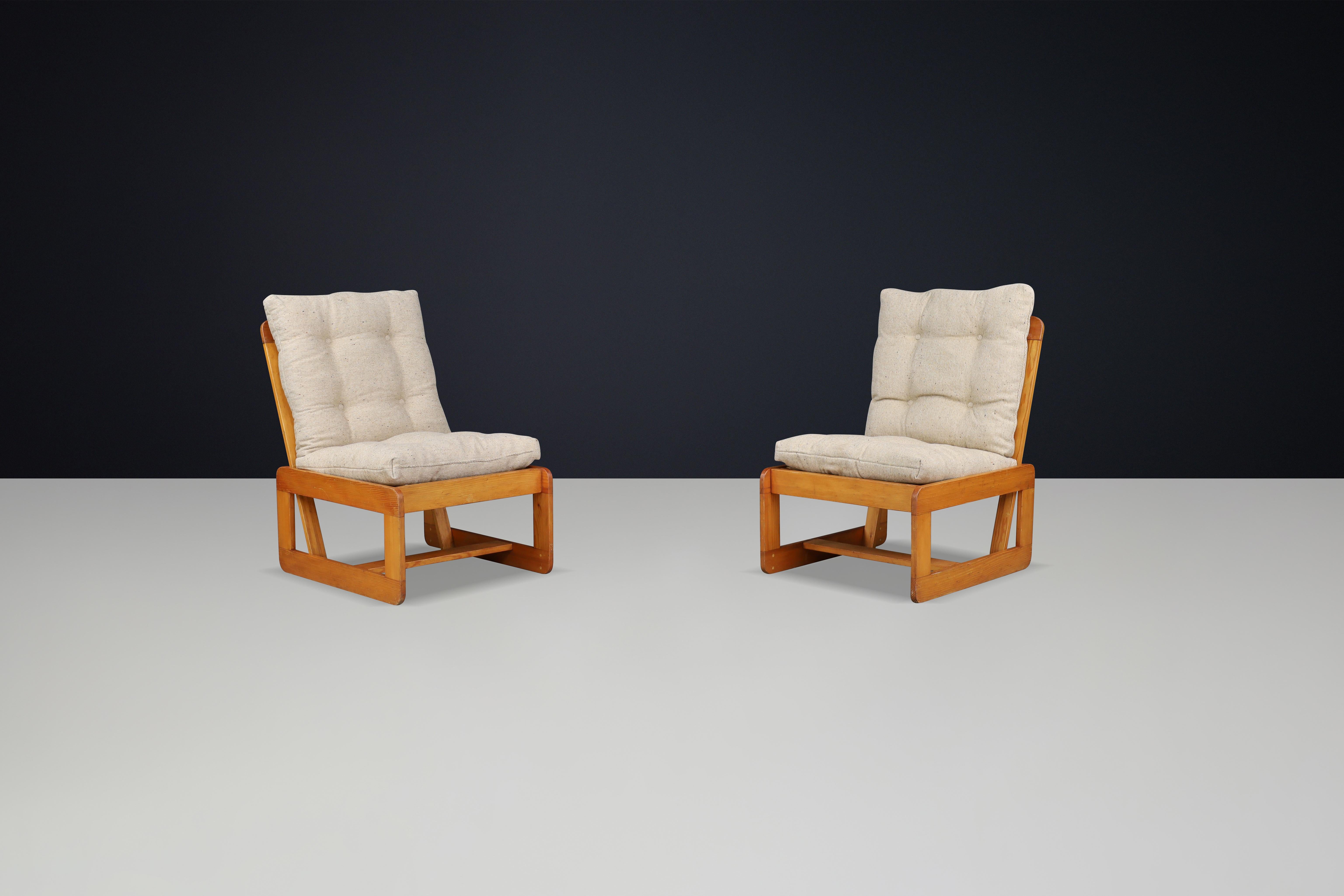Pinewood Lounge Chairs in Original Jute Fabric, Italy, 1970s

This beautiful pair of lounge chairs, crafted from natural pinewood and upholstered in authentic jute fabric, exemplifies Italy's unique style and craftsmanship in the 1970s. The solid