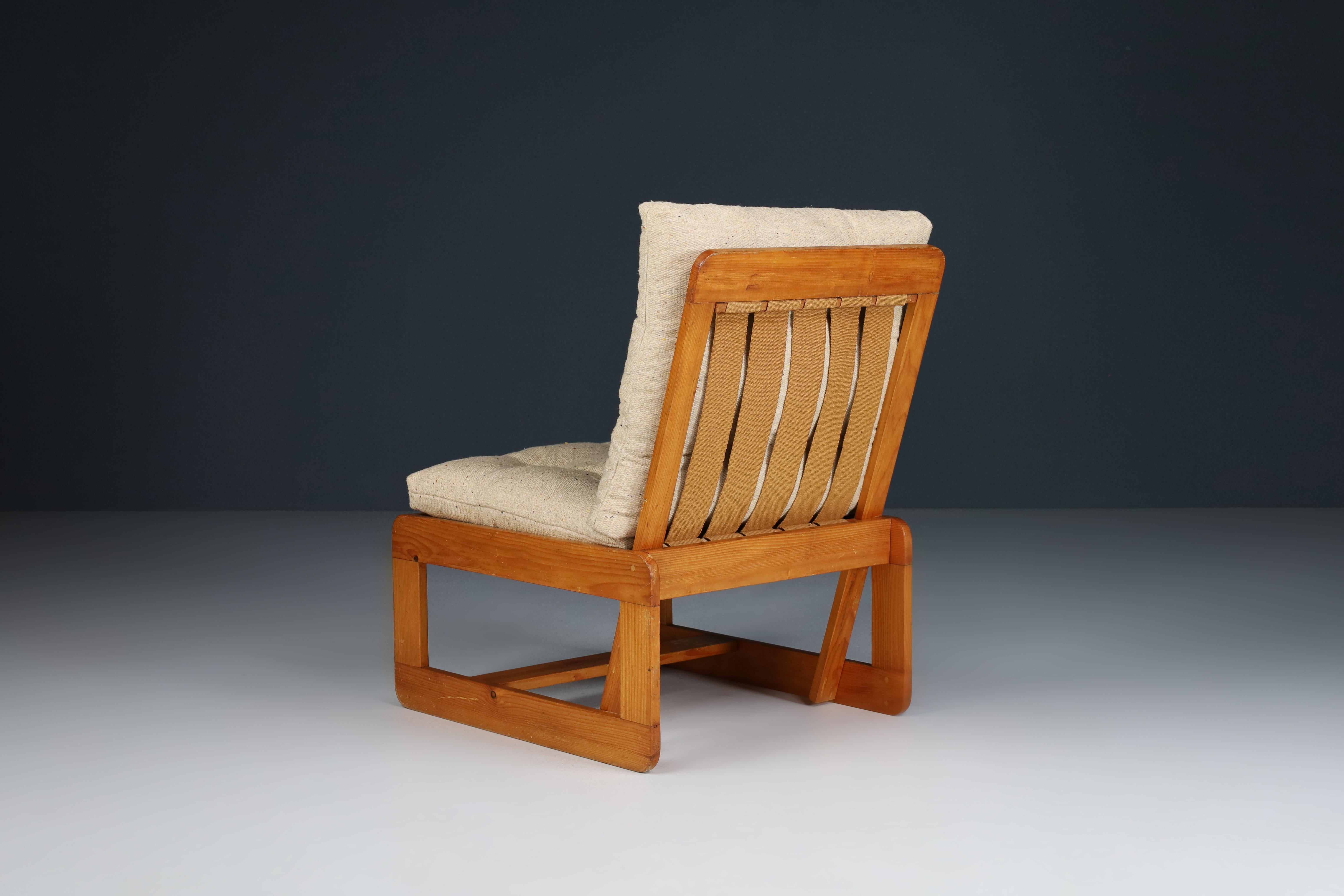 20th Century Pinewood Lounge Chairs In Original Jute Fabric Italy 1970s For Sale